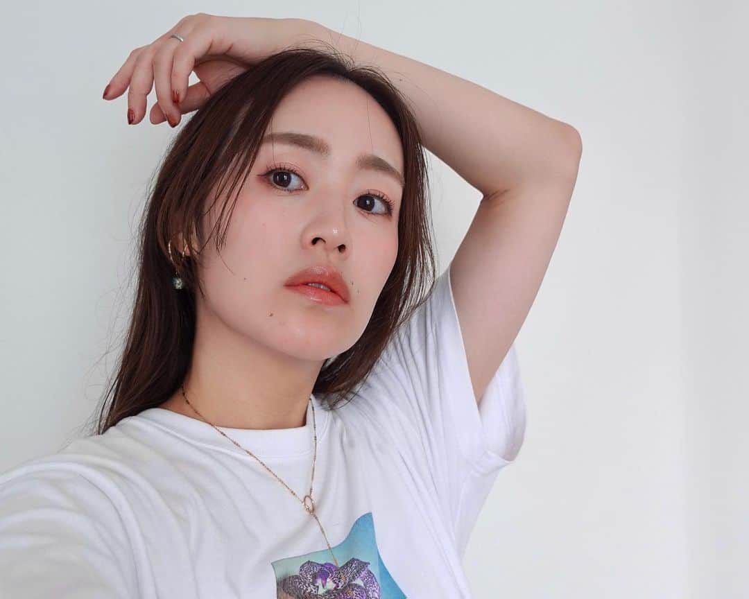 のインスタグラム：「ヘアスタイルにこだわりがなくなってしまい、ノープランで行った美容室💇🏻‍♀️ ⁡ 上原さんのご提案でロングのままで前髪を作っていただきました。 長さは変わってないのに雰囲気が変わって、すごく新鮮な気分で嬉しい☺️💘 ⁡ ⁡ 新しく取り扱いが始まったnariiオリジナルのコンチョっぽく使えるヘアアクセサリー。 どっちにするか迷って今回は買えなかったけど、次はどちらか買いたい😍👐🏻 可愛かったー！ どんなヘアアクセサリーかは上原さんのアカウントで見れます💁🏻‍♀️ @takuyauehara44  ⁡ #narii @narii_hair @narii_hairpage @narii_photo」