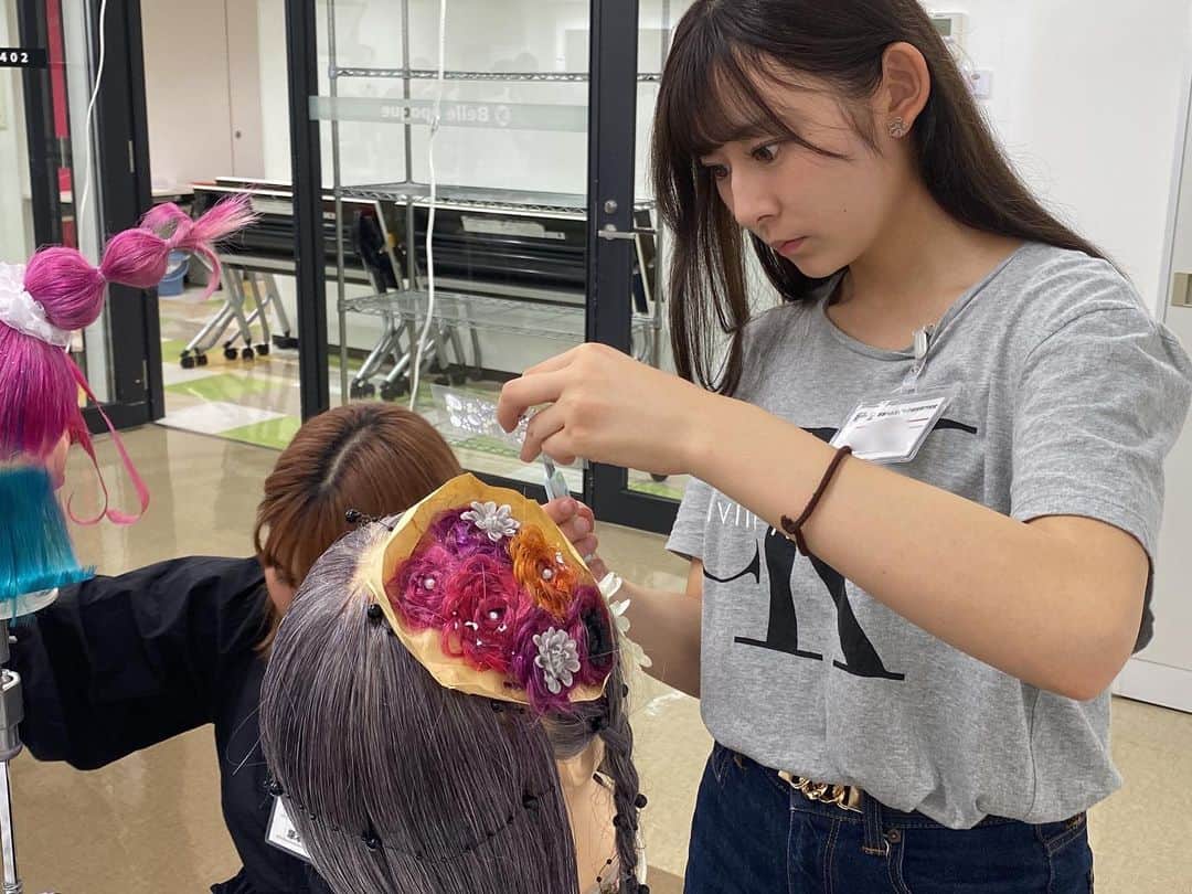 東京ベルエポック美容専門学校さんのインスタグラム写真 - (東京ベルエポック美容専門学校Instagram)「【美容師科1年生　ウィッグコンテスト💇🏻‍♀️】  テーマは『インパクト』💥⚡️  美容師科の1年生が『インパクト』をテーマに 50分でウィッグ作品を完成させました！ まだ入学して半年しか経っていませんが、 どの作品もレベルが高く、1年生の成長を感じられました✨ 審査員の方々からフィードバックもいただいたので、 活かしてさらにレベルアップしていきましょう✊🏻 審査員の方々、貴重なお時間ありがとうございました！  [審査員] 『ALBUM』 hikaruさん　@h_ikaruuuu  『GARDEN』 塩山さん　@garden_momoko  『NORA』 小杉さん　@cos____  『MINX』 花岡さん　@ryuto_1026  『SHACHU』 宮地さん　@miyachinoriyoshi  ATSUYAさん @shachu_atsuya  『SHIMA』 奥山アリサさん　@arethaokuyama   #ウィッグコンテスト#東ベル#東京ベルエポック美容専門学校#美容専門学校ベルエポック東京校#美容学生#美容専門学校#美容学校#美容進学 #美容垢#美容師#美容垢さんと繋がりたい#美容師なりたい#オープンキャンパス#美容師#ヘアアレンジ#ヘアセット#ヘアメイク#メイク#アイリスト#アイデザイナー#ヘアメイクアーティスト#ブライダルヘアメイク#トータルビューティ#スタイリスト#エステティシャン#メイクアップアーティスト #東京ベル#ljk #sjk #fjk #高校生男子  ————— 『東ベルパンフレットのご請求/オープンキャンパス予約』こちらから💁‍♀️💁‍♂️ @tokyo_belle」10月5日 19時01分 - tokyo_belle