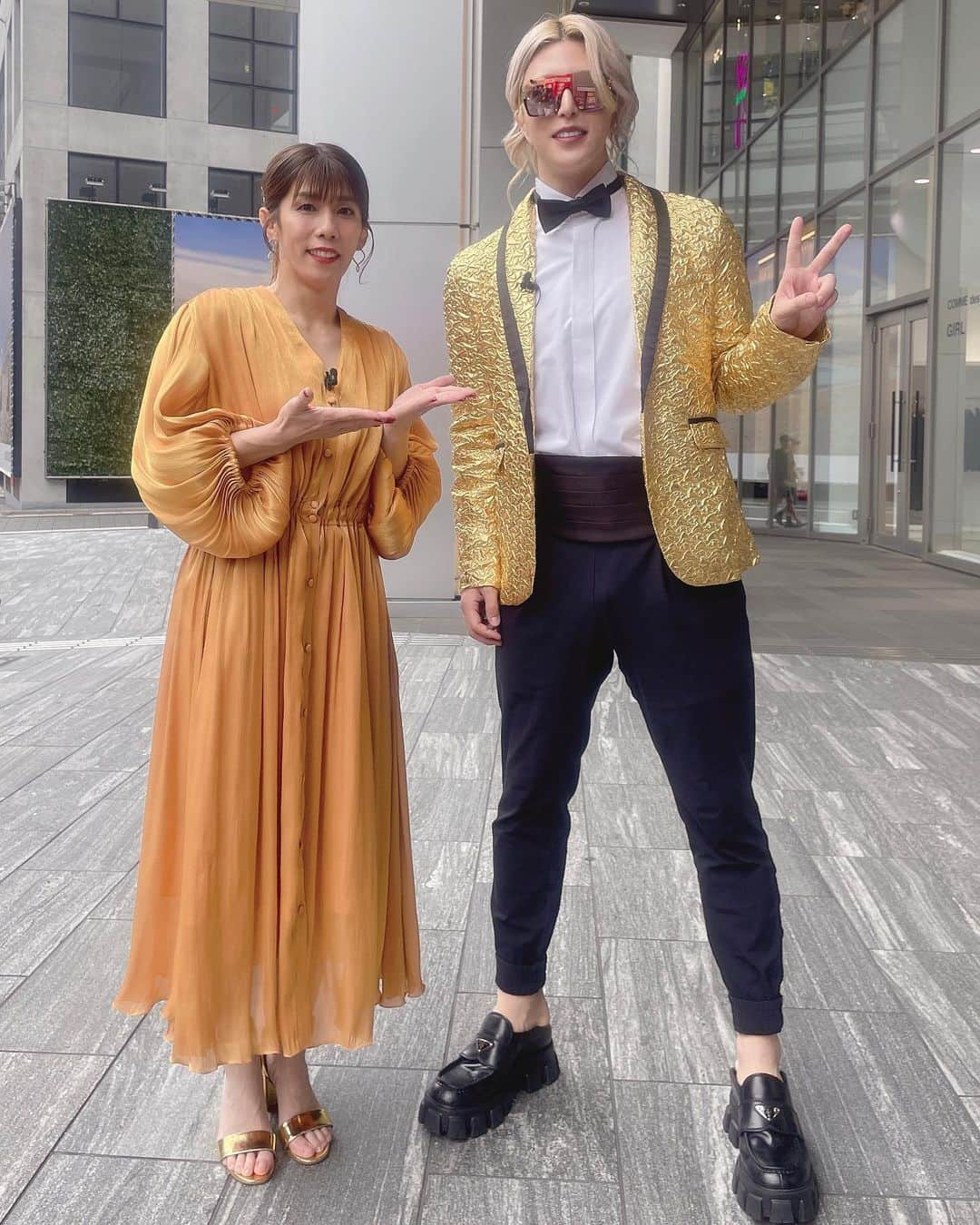 吉田沙保里のインスタグラム：「今日は朝から R-1 The GOLD新発売 イベントでした😆✨  初共演のローランドさんに 誕生日のお祝いまでしていただき とても嬉しかったです🎂😆  ありがとございました😆🙏  R-1乳酸菌EPSが２倍になった R-1 The GOLD✨ みなさんもぜひご賞味くださいね😙  #R1TheGOLD #EPS2倍 #R1アンバサダー」