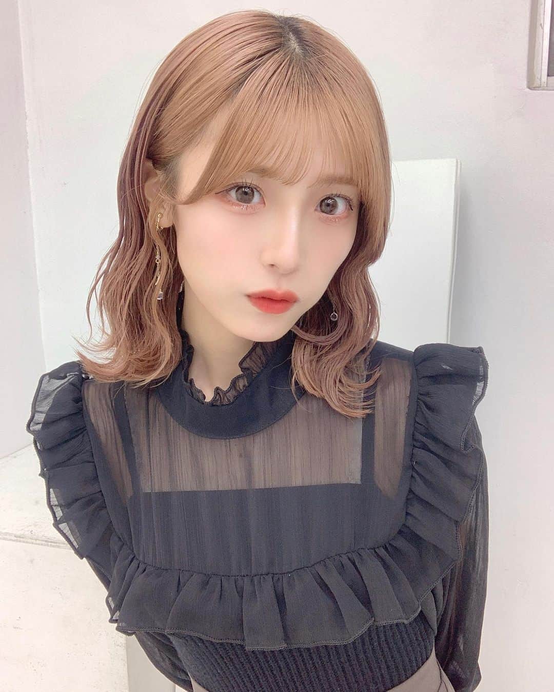 神田風音のインスタグラム：「おとなだもん🪞  ・ ・ #japanesegirl #japaneseidol #idol #アイドル #selca #selfie #自撮り #自撮り女子 #いいね返し #follwme #今日のコーデ #ootd #ootdfashion #outfit #instafashion #instagood #instalike #grl #grlコーデ #巻き髪アレンジ」