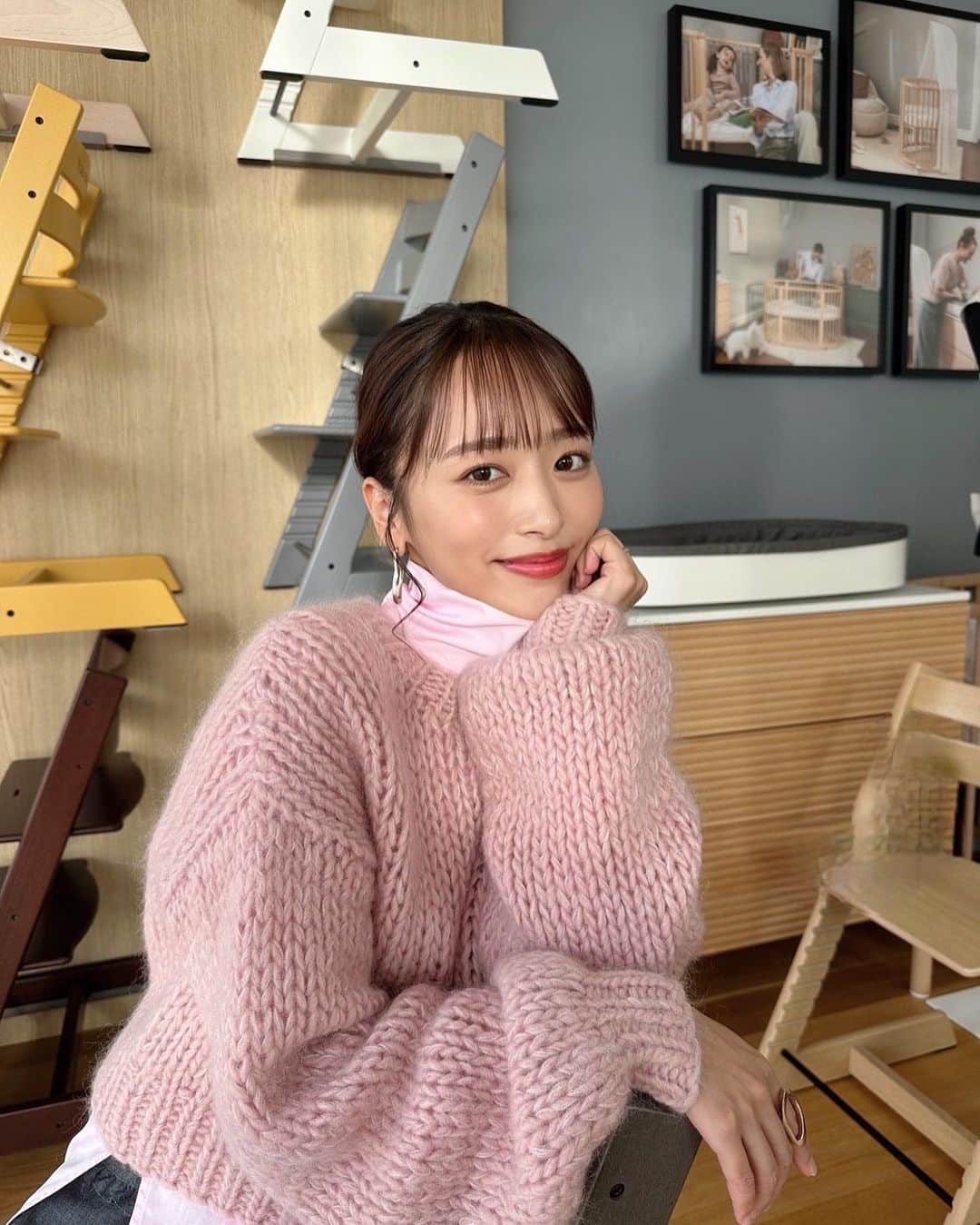 近藤千尋のインスタグラム：「今日はVERY児童館に初参戦💕🫡 皆さんとzoom越しでもお会いできて 嬉しかったです♪ @stokkejapan  @very_jidokan  沢山参加してくださった皆様 ありがとうございました！！ 育児中の皆さんとの交流も、 もっと色んなところで増やしたいなぁ💛💛 イベントしたい！と思った今日でした💕  衣装も私服もボトムがグレーでした💖 明日はラヴィットとドデスカ➕💟 ぜひ見てね！！😍  @komatsu_kurumi  こまっちゃん💄🙆‍♀️  今日は合間に @m_beautystyling  @biyou_uchiyama  駆け込み寺にも行けた‼️🙇 いつもありがとうございます😭！」