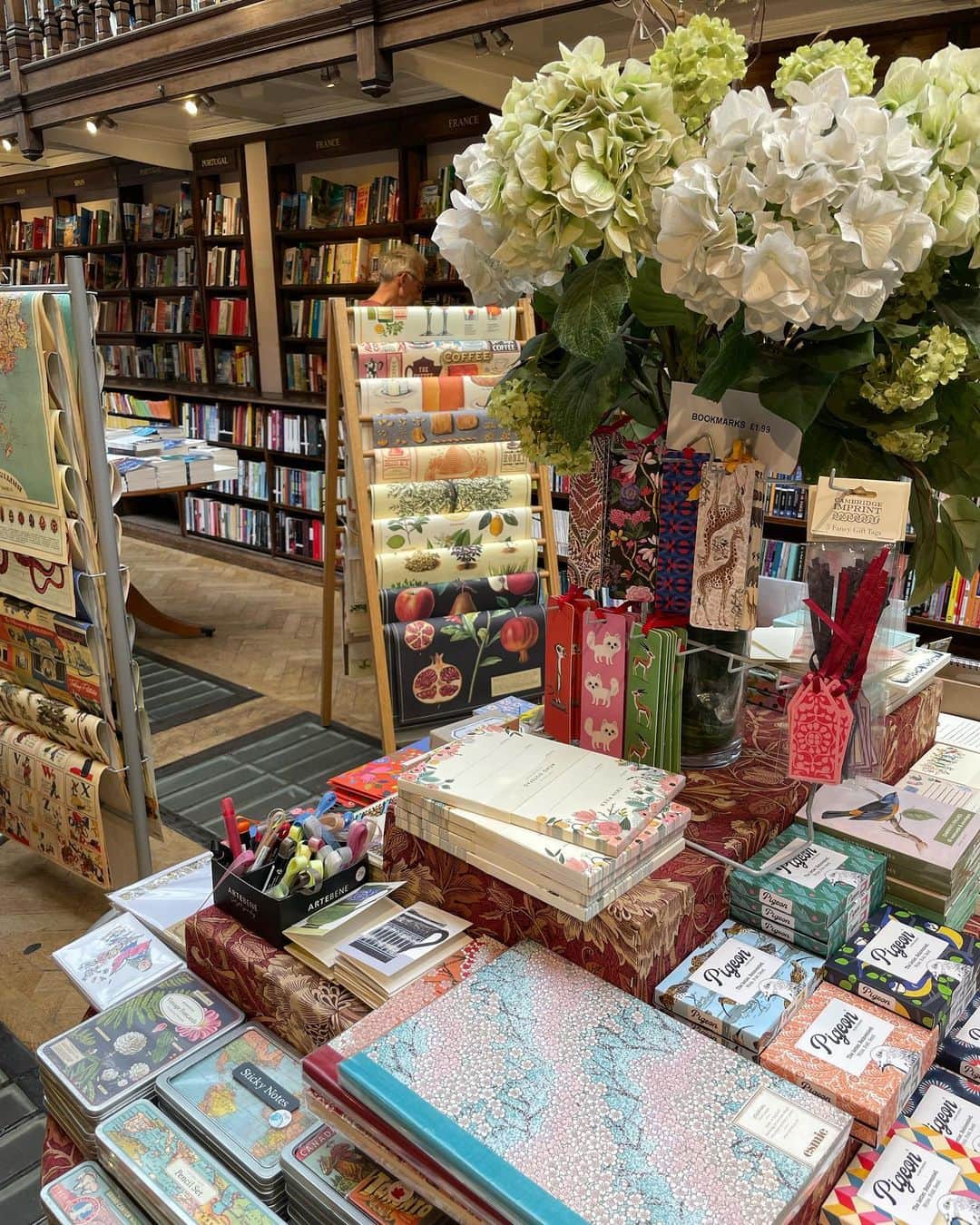 ユリ さんのインスタグラム写真 - (ユリ Instagram)「📘🖋️📚  #LONDON  #marylebone #dauntbooks」10月5日 19時04分 - yulyulk