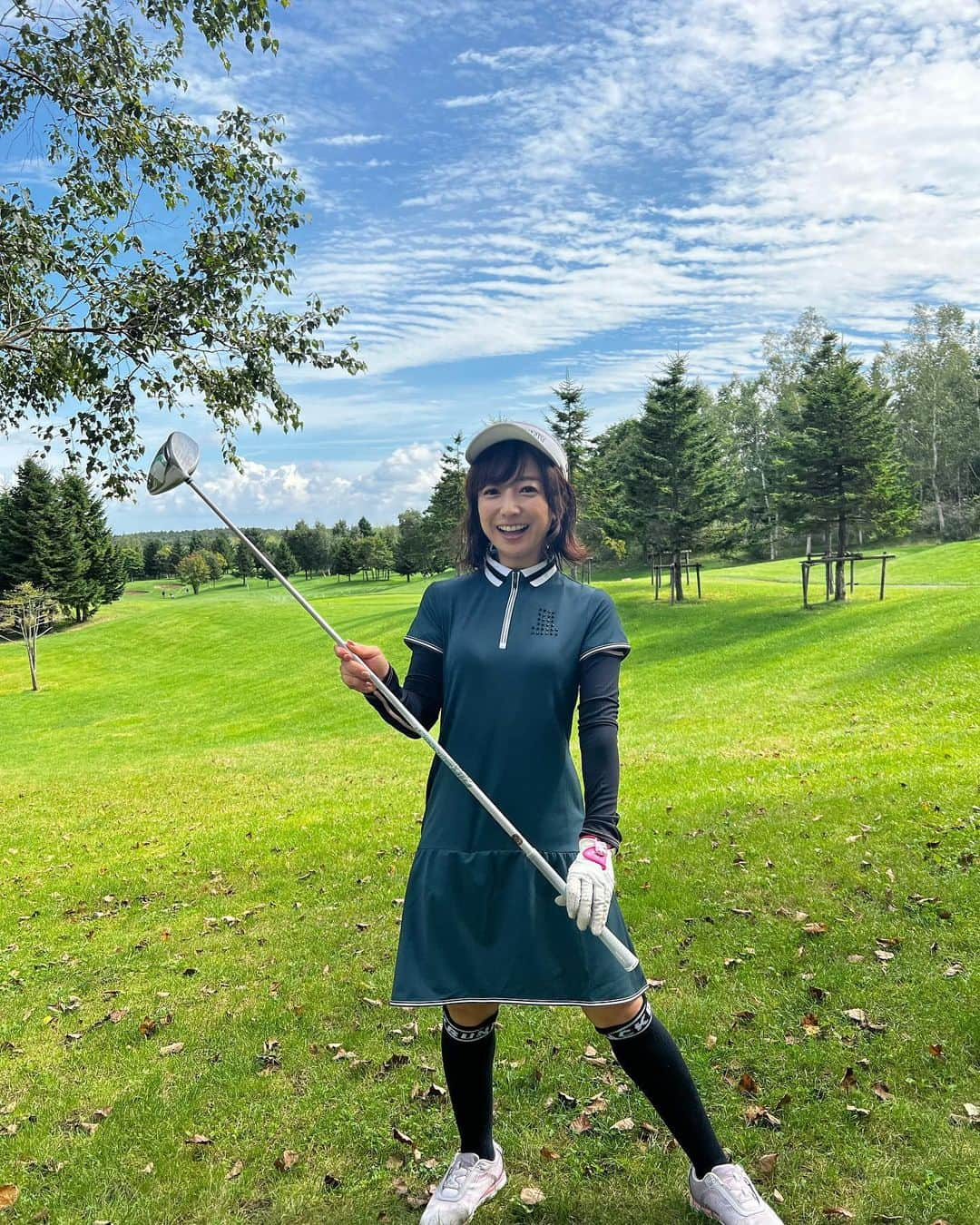 佐藤彩のインスタグラム：「ある日のゴルフ場での思い出🏌️‍♀️  北海道とはいえ こんなギャラリーに囲まれて打つことになるとは🫢！！  初めての体験でした🦌笑笑  . せっかく動画撮影してもらってたのに  あぁーーー！ 打っちゃったよ、私🤣🤣🤣  タイミングが合わなかったのは 仕方ない！🦌笑  #ゴルフ #ゴルフ女子 #ゴルフ初心者 #北海道ゴルフ #北海道 #ゴルフ場 #ギャラリー #シカ #鹿 #🦌 ?! #社内ゴルフコンペ #BM賞 #でも #めげない #来年はもっと上を目指して #日々努力 #積み重ね #今シーズンまだ行きたいな」