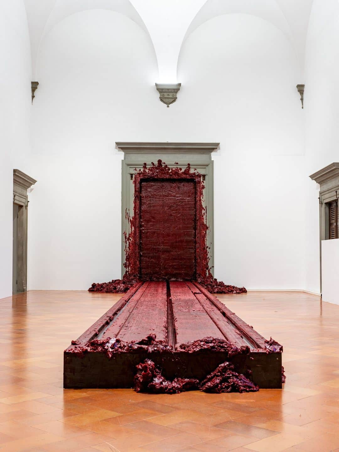 パラッツォストロッツィさんのインスタグラム写真 - (パラッツォストロッツィInstagram)「È stata presentata oggi alla stampa “Anish Kapoor. Untrue Unreal”, la nuova grande mostra ideata e realizzata insieme al celebre maestro che ha rivoluzionato l’idea di scultura nell’arte contemporanea. Un percorso unico tra monumentali installazioni, ambienti intimi e forme conturbanti, creando un originale e coinvolgente dialogo tra l’arte di Anish Kapoor, l’architettura rinascimentale e il pubblico di Palazzo Strozzi. A cura di Arturo Galansino, direttore generale della Fondazione Palazzo Strozzi, la mostra presenta opere storiche e recenti, tra cui una nuova produzione specificatamente ideata in dialogo con l’architettura del cortile rinascimentale. Grazie ad Anish Kapoor, Palazzo Strozzi diviene un luogo concavo e convesso, integro e frantumato allo stesso tempo in cui il visitatore è chiamato a mettere in discussione i propri sensi.  #AnishKapoor #UntrueUnreal ti aspetta dal 7 ottobre 2023 al 4 febbraio 2024 a Palazzo Strozzi. Scopri di più sulla mostra e acquista il tuo biglietto al link in bio.  La mostra è promossa e organizzata da Fondazione Palazzo Strozzi. Main Supporter: @fondazionecrfirenze. Sostenitori: @cittadifirenzeufficiale, @regionetoscana, @cameracommerciofirenze, Comitato dei Partner di Palazzo Strozzi. Main Partner: @intesasanpaolo. Con il contributo di #CittaMetropolitanaFirenze. Con il supporto di Maria Manetti Shrem e #FondazioneHillaryMerkusRecordati. Si ringrazia @galleriacontinua. _ It was presented to the press today “Anish Kapoor. Untrue Unreal” a major new exhibition devised and produced with the celebrated artist who has revolutionised the notion of sculpture in contemporary art. The show will feature monumental installations, intimate environments and thought-provoking forms that will forge an original and captivating dialogue between the art of Anish Kapoor and the architecture and audience of Palazzo Strozzi.  “Anish Kapoor. Untrue Unreal” awaits you from 7 October 2023 to 4 February 2024 at Palazzo Strozzi. _ Crediti: “Anish Kapoor. Untrue Unreal”, Palazzo Strozzi, Firenze, 2023. Photo: Photo Ela Bialkowska, OKNOstudio © Anish Kapoor. All rights reserved SIAE, 2023  #PalazzoStrozzi #Firenze #Florence #ContemporaryArt」10月5日 19時15分 - palazzostrozzi