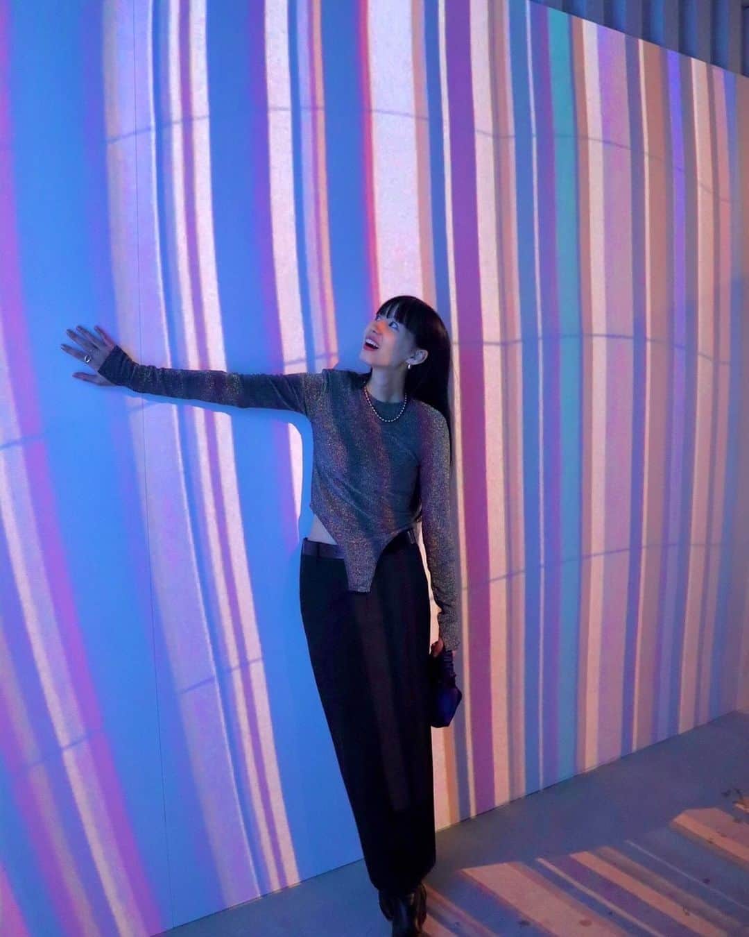 Shiho Sasakiのインスタグラム：「@paulsmithjapan 🎈  ポールスミスのシグネチャーストライプを体感できる、ポップアップストアにお邪魔してきました👔 カラフルな物に囲まれると、気分が明るくなる🌈  #paulsmith  #stripeunfolded」