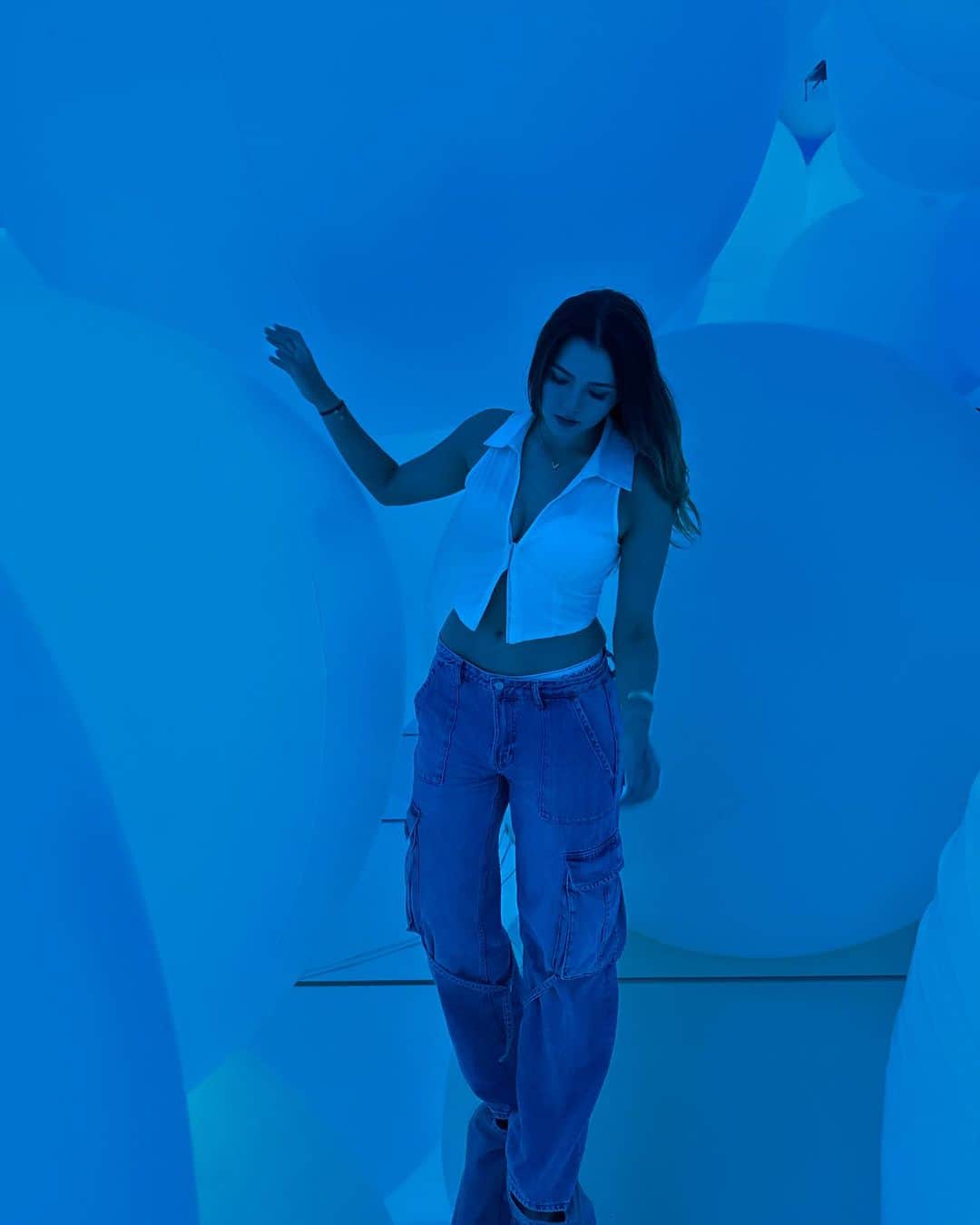八巻セイラのインスタグラム：「チームラボプラネッツ in TOKYOメイメイといってきたよ！ 楽しいし可愛い写真いっぱい撮れるしセイラのおすすめデートスポット！  Date spot in Tokyo🗼 Add it to the list @teamlab.planets  Such a cool experience and you just can’t take a bad pic in here 😌  @teamlab.planets  @maylenebranch」
