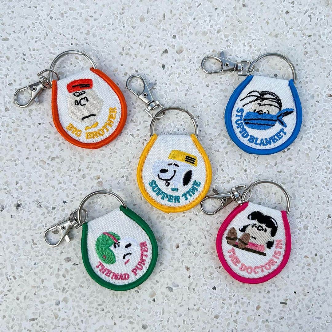 のインスタグラム：「【NEW】 ナチュラルで繊細なタッチが魅力の刺繍キーホルダーが登場！  スヌーピーとピーナッツ・ギャングのデザイン。 裏面にはポイントカラーと同色の首輪をつけたスヌーピーが。 ナスカン付きで用途も色々。 色違いやお気に入りのデザインでお揃いにするのもおすすめ◎  □エンブロイダリーキーチェーン  (イエロー/グリーン/オレンジ/ピンク/ブルー) 各￥1,210(tax in)  ‐販売店舗 PEANUTS Cafe 全店舗 PEANUTS Cafe オンラインショップ  @peanutscafe_tokyo トップのリンクより、オンラインショップページでもお買い求めいただけます。」