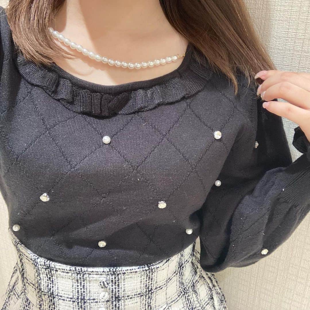 evelyn.coordinateさんのインスタグラム写真 - (evelyn.coordinateInstagram)「୨୧  𝑁𝑒𝑤 𝑎𝑟𝑟𝑖𝑣𝑎𝑙👗🎀  #ビジューパールニット  color OW/PI/IGY/BK(オンライン・横浜店限定)  大人気だったビジューパールニットの 長袖バージョンが新登場致しました❄️𓈒𓏸  カラー展開が豊富で特に限定色のBKは 他のお洋服とも合わせやすくておすすめです◎  是非店頭にてお確かめくださいませᕱ⑅ᕱ  staff 152cm   #evelyn #エブリン #ガーリーコーデ #甘めスタイル #甘めコーデ #清楚コーデ #可愛い #girly #feminine #パステル #evelynコーデ #フェミニンコーデ」10月5日 19時10分 - evelyn.coordinate
