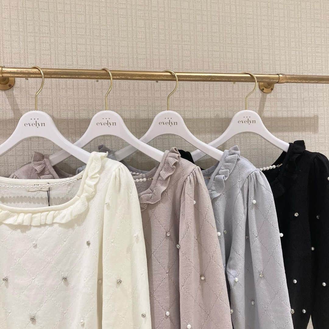 evelyn.coordinateさんのインスタグラム写真 - (evelyn.coordinateInstagram)「୨୧  𝑁𝑒𝑤 𝑎𝑟𝑟𝑖𝑣𝑎𝑙👗🎀  #ビジューパールニット  color OW/PI/IGY/BK(オンライン・横浜店限定)  大人気だったビジューパールニットの 長袖バージョンが新登場致しました❄️𓈒𓏸  カラー展開が豊富で特に限定色のBKは 他のお洋服とも合わせやすくておすすめです◎  是非店頭にてお確かめくださいませᕱ⑅ᕱ  staff 152cm   #evelyn #エブリン #ガーリーコーデ #甘めスタイル #甘めコーデ #清楚コーデ #可愛い #girly #feminine #パステル #evelynコーデ #フェミニンコーデ」10月5日 19時10分 - evelyn.coordinate