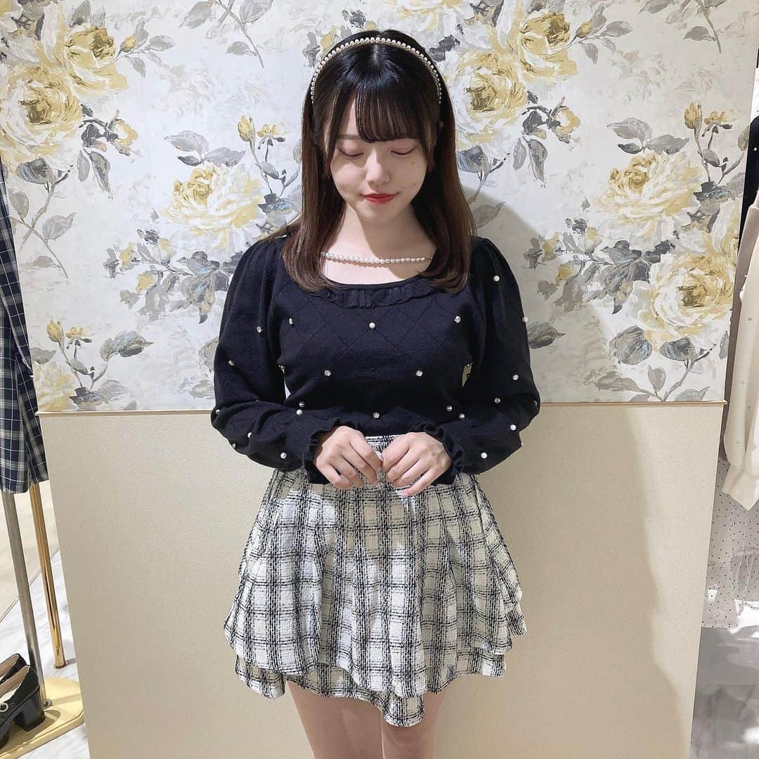 evelyn.coordinateのインスタグラム：「୨୧  𝑁𝑒𝑤 𝑎𝑟𝑟𝑖𝑣𝑎𝑙👗🎀  #ビジューパールニット  color OW/PI/IGY/BK(オンライン・横浜店限定)  大人気だったビジューパールニットの 長袖バージョンが新登場致しました❄️𓈒𓏸  カラー展開が豊富で特に限定色のBKは 他のお洋服とも合わせやすくておすすめです◎  是非店頭にてお確かめくださいませᕱ⑅ᕱ  staff 152cm   #evelyn #エブリン #ガーリーコーデ #甘めスタイル #甘めコーデ #清楚コーデ #可愛い #girly #feminine #パステル #evelynコーデ #フェミニンコーデ」