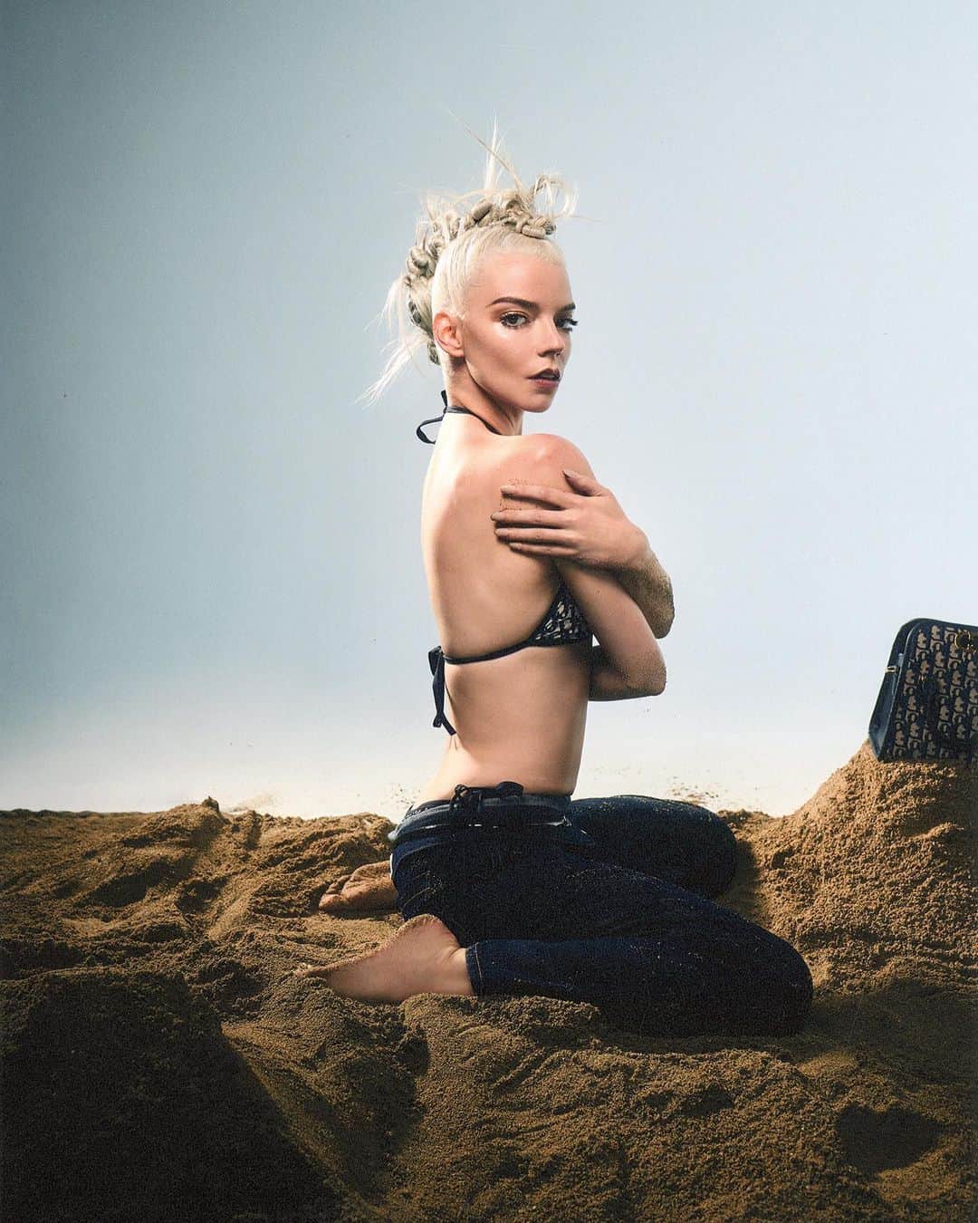アニャ・テイラー＝ジョイのインスタグラム：「Getting down and dirty in @dior for the cover @oddamagazine 🐉  Thank you for such a fun day 🫧」