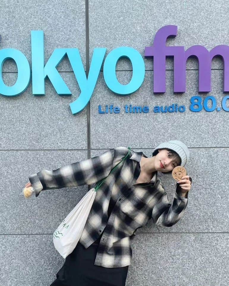 中島侑香のインスタグラム：「👶 初めてのラジオ 左手におでんくん、右手にはメロンパン  #スナックラジオ #スナラジ #リリーフランキースナックラジオ」