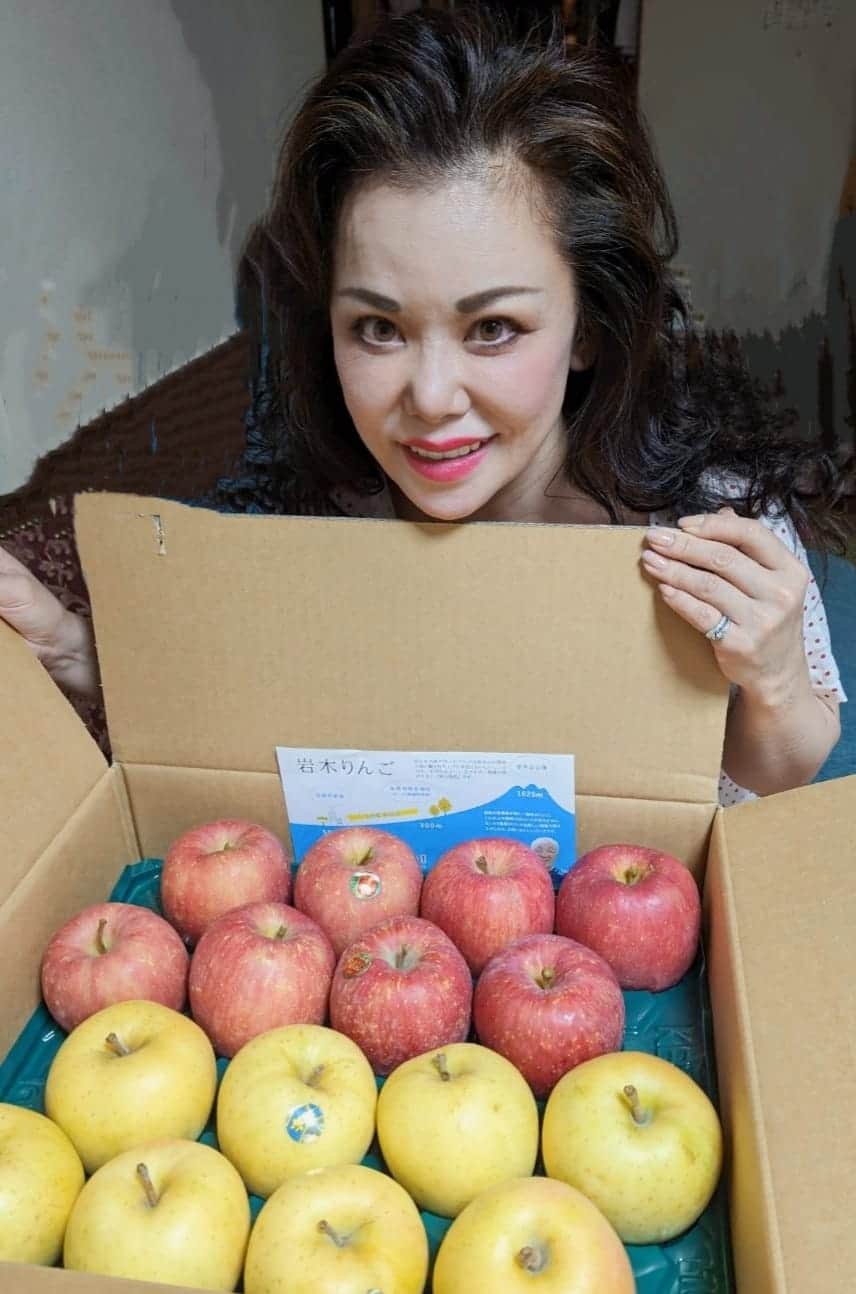 のインスタグラム：「Buenas noches🌃 お世話になります先生から美味しい美味しい林檎🍎を戴きました😋 ほとんどフルーツが食べれないのですが林檎と柑橘類は食べれます😋 カマンベールを挟んだりetc🧀 先生❤️いつもありがとうございます ご馳走様でした🙇」