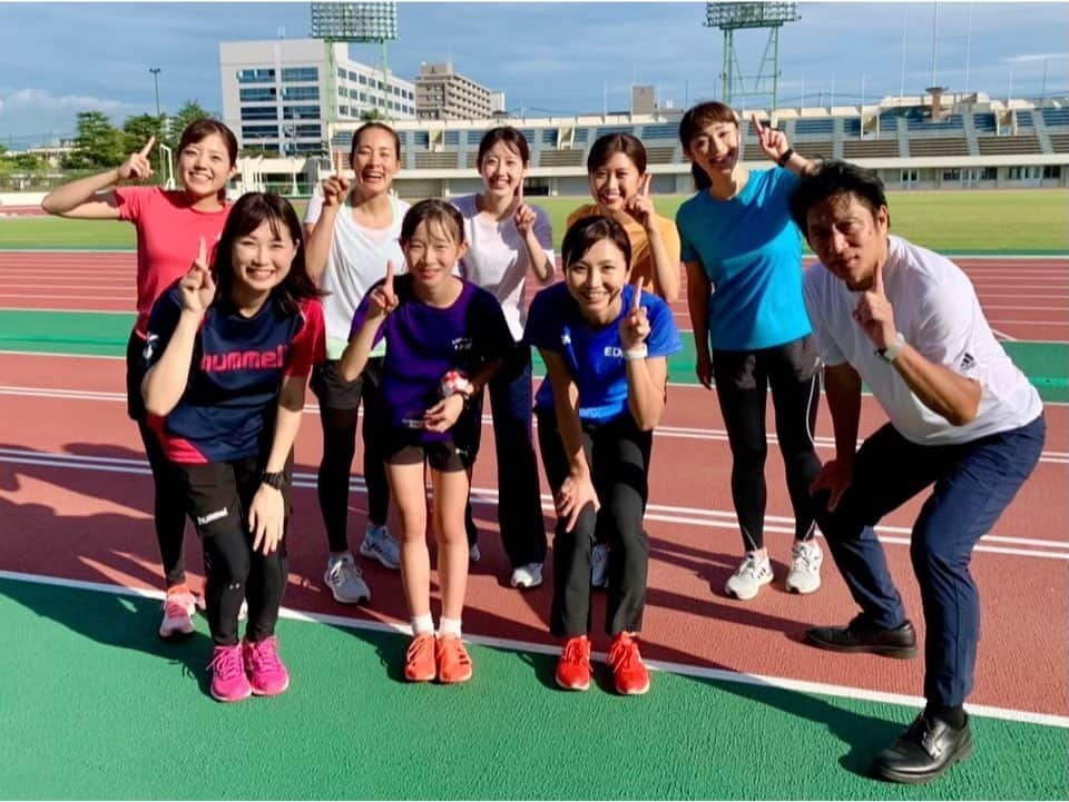 河村綾奈さんのインスタグラム写真 - (河村綾奈Instagram)「「イマナマ女子駅伝部」  控え室や車の中で、原さん含めみんなでする雑談が何よりかけがえのない時間でした。 箱根駅伝のこと、講演会のこと、放送では言えない話もたくさん。 常に笑い声が絶えず、ディレクターさんにしょっちゅう呆れ顔をさせましたが🤣、 こんなに楽しい現場はありませんでした。  一緒に笑い転げ、涙し、文字通り汗もかきました。 皆は「いつもロケをまとめてくれた」と言ってくれましたが、全然そんなことはなく。 最後まで私が一番甘えました。頼りました。弱音を吐きました。 しんどい時間を共有した分、これからもずっと皆を応援しています。 走る姿に、しっかり声援を送ります。  また、『原晋の県人ことば駅伝』としても、たくさんの企画にお付き合いいただきました。 占い珍道中（俵さんありがとうございました❤️）、ハラハラクイズ、20年後への手紙などなど…思い出深いものばかりです。 これからも、 駅伝の名将・原監督と、ふるさと広島でのお茶目な原さんのギャップを是非ご覧ください☺️ コーナーも、今月からパワーアップしますよ〜〜🧞‍♂️🔥  あ、今度発売される『イマナマ女子駅伝部タオル』 とーーーってもかわいくて素敵です！☺️ お楽しみに🫶💕」10月5日 19時23分 - ayanakawa