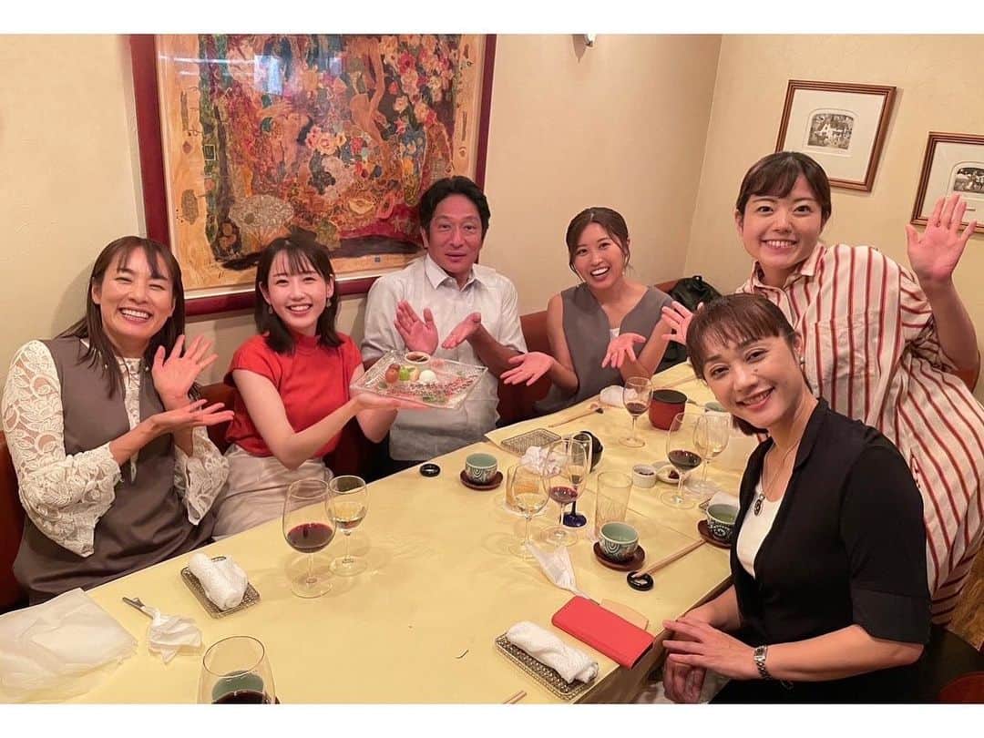 河村綾奈のインスタグラム：「「イマナマ女子駅伝部」  控え室や車の中で、原さん含めみんなでする雑談が何よりかけがえのない時間でした。 箱根駅伝のこと、講演会のこと、放送では言えない話もたくさん。 常に笑い声が絶えず、ディレクターさんにしょっちゅう呆れ顔をさせましたが🤣、 こんなに楽しい現場はありませんでした。  一緒に笑い転げ、涙し、文字通り汗もかきました。 皆は「いつもロケをまとめてくれた」と言ってくれましたが、全然そんなことはなく。 最後まで私が一番甘えました。頼りました。弱音を吐きました。 しんどい時間を共有した分、これからもずっと皆を応援しています。 走る姿に、しっかり声援を送ります。  また、『原晋の県人ことば駅伝』としても、たくさんの企画にお付き合いいただきました。 占い珍道中（俵さんありがとうございました❤️）、ハラハラクイズ、20年後への手紙などなど…思い出深いものばかりです。 これからも、 駅伝の名将・原監督と、ふるさと広島でのお茶目な原さんのギャップを是非ご覧ください☺️ コーナーも、今月からパワーアップしますよ〜〜🧞‍♂️🔥  あ、今度発売される『イマナマ女子駅伝部タオル』 とーーーってもかわいくて素敵です！☺️ お楽しみに🫶💕」