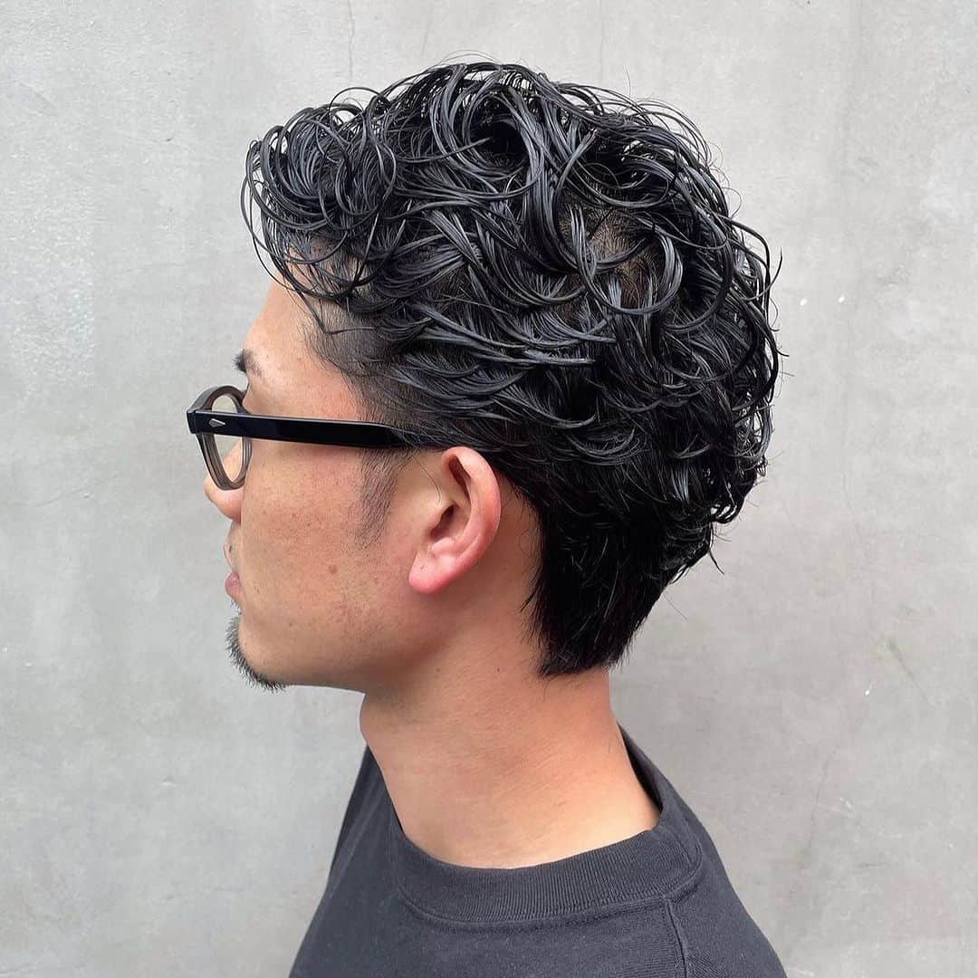 DRESSKINさんのインスタグラム写真 - (DRESSKINInstagram)「埼玉県草加駅から歩いてすぐのところにある Localbarber HIRAKAWA の店長 @muto.ta1 さんのスタイル💇💈  Repost from @localbarber_hirakawa_style   #localbarberhirakawa #lbh #deucegrease #dresskin #ローカルバーバー #パーマスタイル #メンズヘアスタイル #メンズパーマヘア #ドレスキン #メンズグルーミング #メンズコスメ」10月5日 19時17分 - dresskin_official