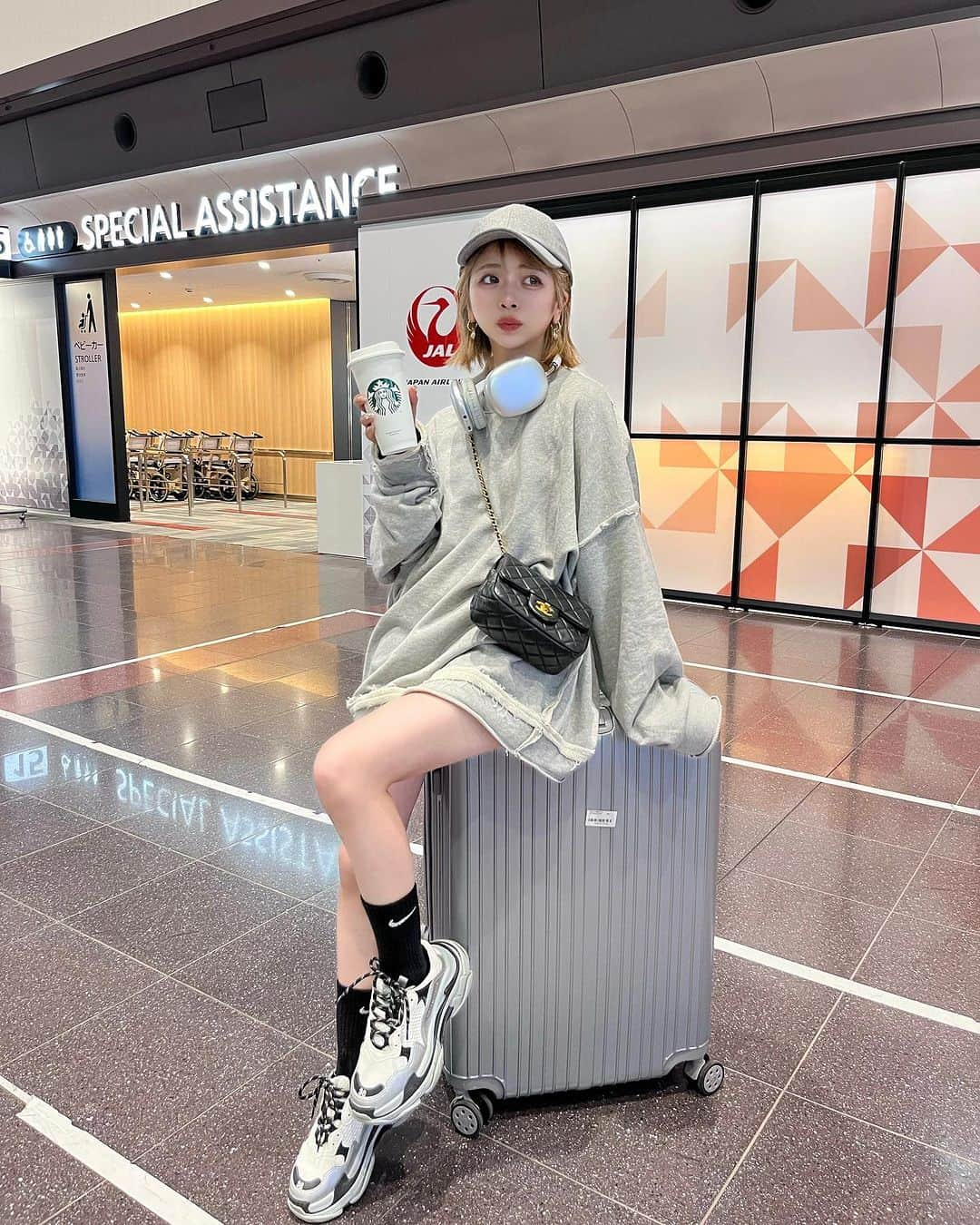 エリンコのインスタグラム：「🛫  . お仕事とちょっと休暇も🥰🌺 . 空港コーデはラフなカジュアルスタイル✈️ . 新しくルミネにオープンしてた @nugu__official にちらっと寄ったら 可愛いスウェットがあって買ったの🛍️ ちょうど寒くなってきて大活躍でお気に入り🩶 . 前に旅行行った時のシールが キャリーの真ん中に貼ってあるの ずっと気づいてなかった😂🤫 . #空港コーデ #空港ファッション #キャリーケース #キャリー #空港 #羽田空港 #えりんこトラベル #えりんコーデ #えりんこヘアアレンジ #スウェット #グレーコーデ」