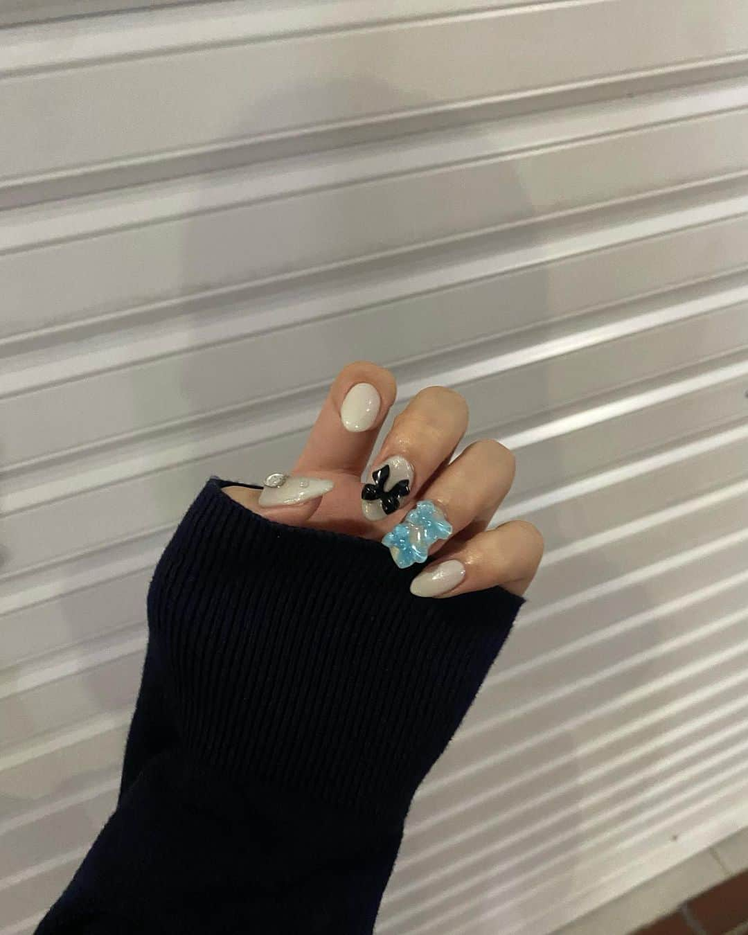 桐原美月さんのインスタグラム写真 - (桐原美月Instagram)「. ⁡ new nail ✩.*˚ ⁡ 🎀💧🩶 ⁡ ⁡ ⁡ ⁡ ⁡ ＿＿＿＿＿＿＿＿＿＿＿＿＿＿＿＿＿＿＿＿＿＿ ⁡ #韓国ネイル #네일디자인 #젤네일  #귀여운네일 #그라데이션네일 #리본네일 #リボンネイル #バレエコア #グレーネイル」10月5日 19時33分 - kirihara_mizuki