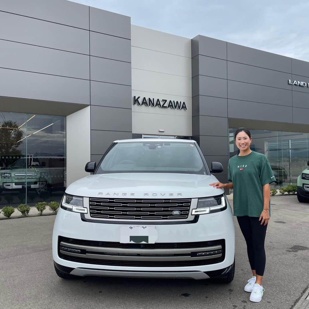 木戸愛のインスタグラム：「先週は#日本女子オープンゴルフ選手権 でした🦖⛳️🌊 @jaguar_landrover_kanazawa さんに新型RANGE ROVERをお借りしました🚘 白もカッコイイです😎 ラグジュアリーな移動空間を過ごさせて頂きました💫 心強いサポート本当にありがとうございました‼️  #ジャガーランドローバー金沢 @landroveripn #rangerover」