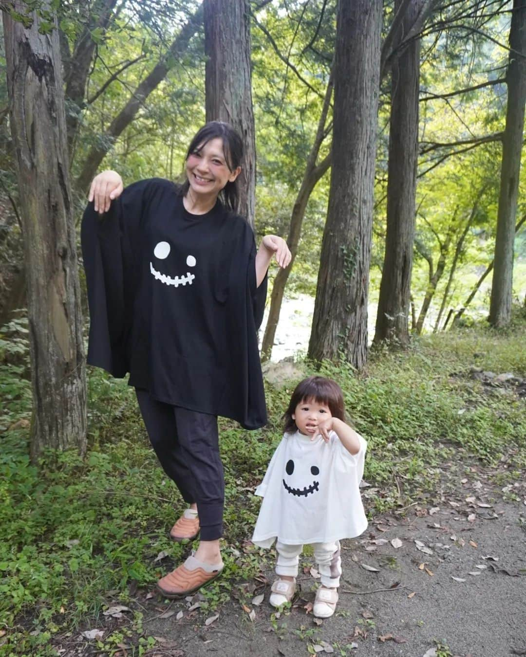 芳美リンのインスタグラム：「Boo！ おばけの親子だよ👻  今年はラナちゃんハロウィン分かるかな？  まだ早いかなー！ とりあえずコスチュームだけでも(*^^*)  @amusa_official #AMUSA　 #リンクコーデ#親子リンクコーデ#親子リンク #シミラーコーデ#アウトドアファミリー #アウトドアコーデ#アウトドア女子 #アウトドアベビー #アウトドアトドラー #outdoortoddler #traveltoddler #トラベルトドラー#トラベルガール #ハロウィン#ハロウィンコスチューム#trickortreat」