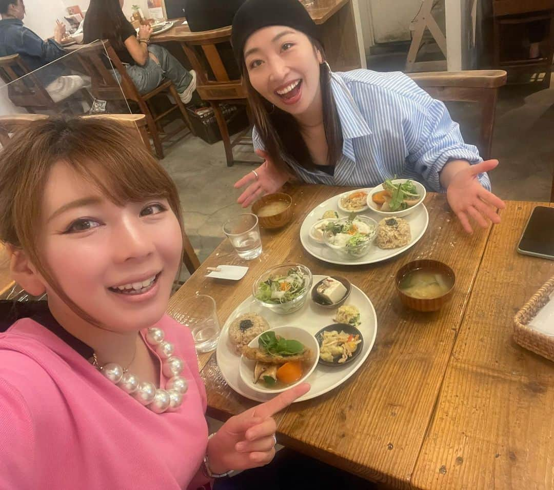 あやつるぽんのインスタグラム：「...ランチ . . . アイラブ友❤️？ 久しぶりに会えました☺️🍺 健康玄米ご飯とか野菜とかヘルシーランチで 腹八分目やったのに この後スタバと徳田酒店いって昼飲み🍺 さいこおおお BGMはどの店行っても有線で かかっていた曲です お風呂誘ったら断られました！♨️なんやねん . 玄米カフェ 実身美  📍〒534-0024 大阪府大阪市都島区東野田町１丁目６−１ 京阪高架下 Ｋぶらっと内 . 🕚午前　11時00分～14時30分 🕠午後　17時30分～20時30分 . . #京橋ランチ　#玄米カフェ実身美 #玄米ごはん #京橋グルメ」