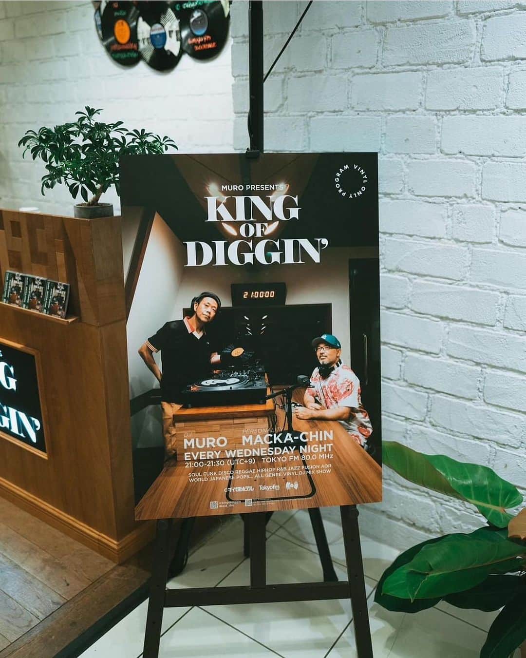 のインスタグラム：「本日もたくさんのご利用ご来店 ありがとうございマスター✨🙏 @marunouchi_house  @tokyofm_official @king_of_diggin  @hmvrecordshop_shinjuku  @tokioaoyama  @cleofus  @kentaro4139575  Photo: @murakenphoto  企画・制作 株式会社　千代田ホテル CHIYODA HOTEL RECORDS」