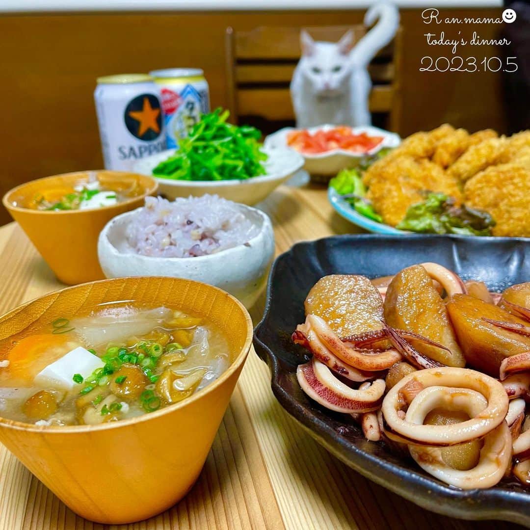 らんままさんのインスタグラム写真 - (らんままInstagram)「2023.10.5  今日のお夕飯⁣ ⁣ ⁣ 豚ひき肉と豆腐、玉ねぎ、大葉のメンチカツ⁣ 里芋とイカのめんつゆ煮っ転がし⁣ 大根葉のわさびめんつゆ和え⁣ 豚ひき肉ちょっとだけ豚汁なめこ入り⁣ 冷やしトマト⁣ ⁣ こんばんは　木曜日ですね⁣ ずーっと残業続いていて久しぶりにまともなお夕飯を作ることができました⁣ お醤油がきれていて煮っ転がしもめんつゆです⁣ めんつゆと砂糖のみですが家族に好評です⁣ ⁣ ⁣ ⁣ ⁣ ⁣ 今日の動画は不思議な格好で寝ている くぅさん です⁣ ⁣ 　⁣ ⁣ ⁣  #晩酌#晩御飯#献立#ばんごはん#おうち居酒屋#働く主婦の食卓#くぅさんを探せ#丸テーブル⁣ ⁣ ⁣ ⁣ ⁣」10月5日 19時33分 - ran.mamayo
