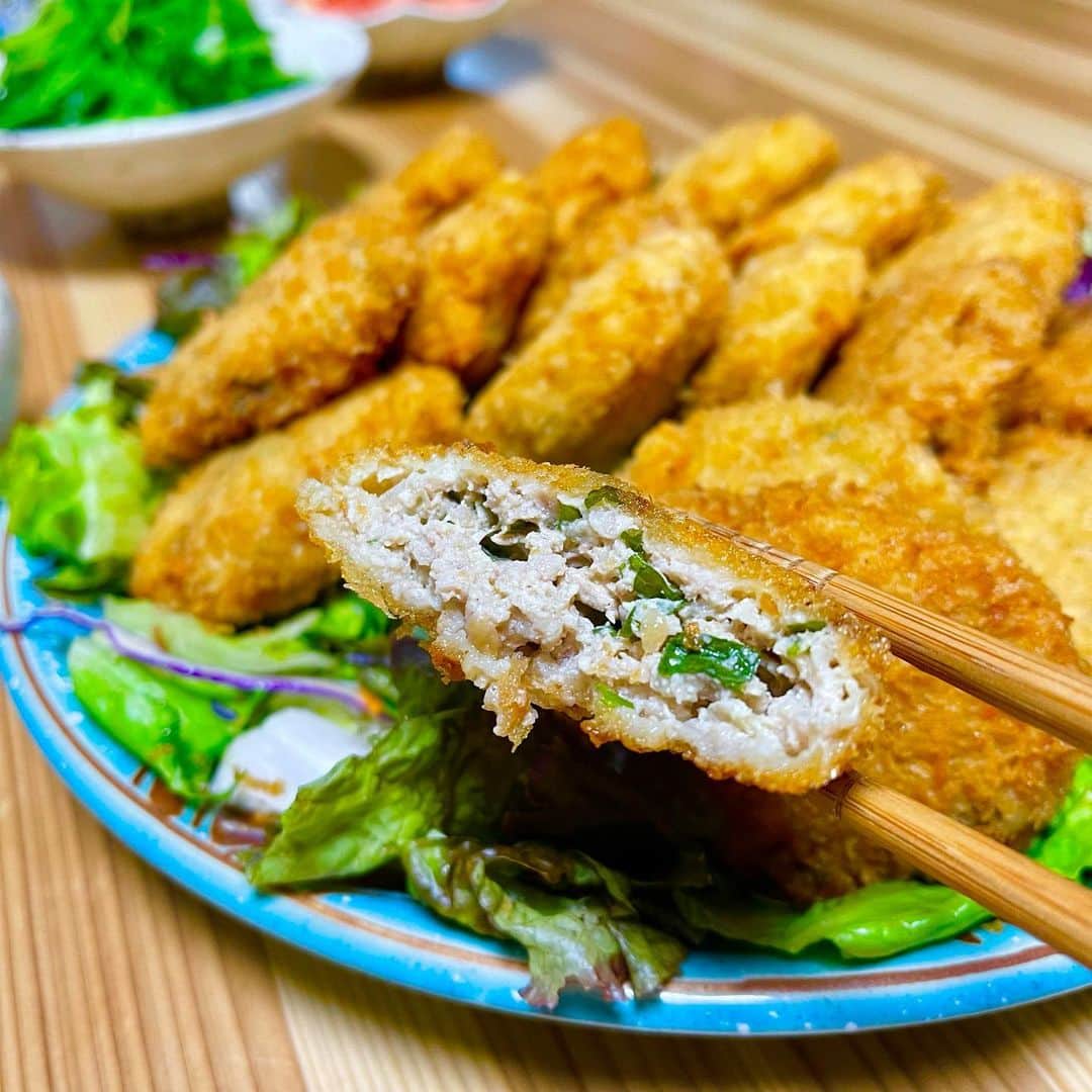 らんままさんのインスタグラム写真 - (らんままInstagram)「2023.10.5  今日のお夕飯⁣ ⁣ ⁣ 豚ひき肉と豆腐、玉ねぎ、大葉のメンチカツ⁣ 里芋とイカのめんつゆ煮っ転がし⁣ 大根葉のわさびめんつゆ和え⁣ 豚ひき肉ちょっとだけ豚汁なめこ入り⁣ 冷やしトマト⁣ ⁣ こんばんは　木曜日ですね⁣ ずーっと残業続いていて久しぶりにまともなお夕飯を作ることができました⁣ お醤油がきれていて煮っ転がしもめんつゆです⁣ めんつゆと砂糖のみですが家族に好評です⁣ ⁣ ⁣ ⁣ ⁣ ⁣ 今日の動画は不思議な格好で寝ている くぅさん です⁣ ⁣ 　⁣ ⁣ ⁣  #晩酌#晩御飯#献立#ばんごはん#おうち居酒屋#働く主婦の食卓#くぅさんを探せ#丸テーブル⁣ ⁣ ⁣ ⁣ ⁣」10月5日 19時33分 - ran.mamayo