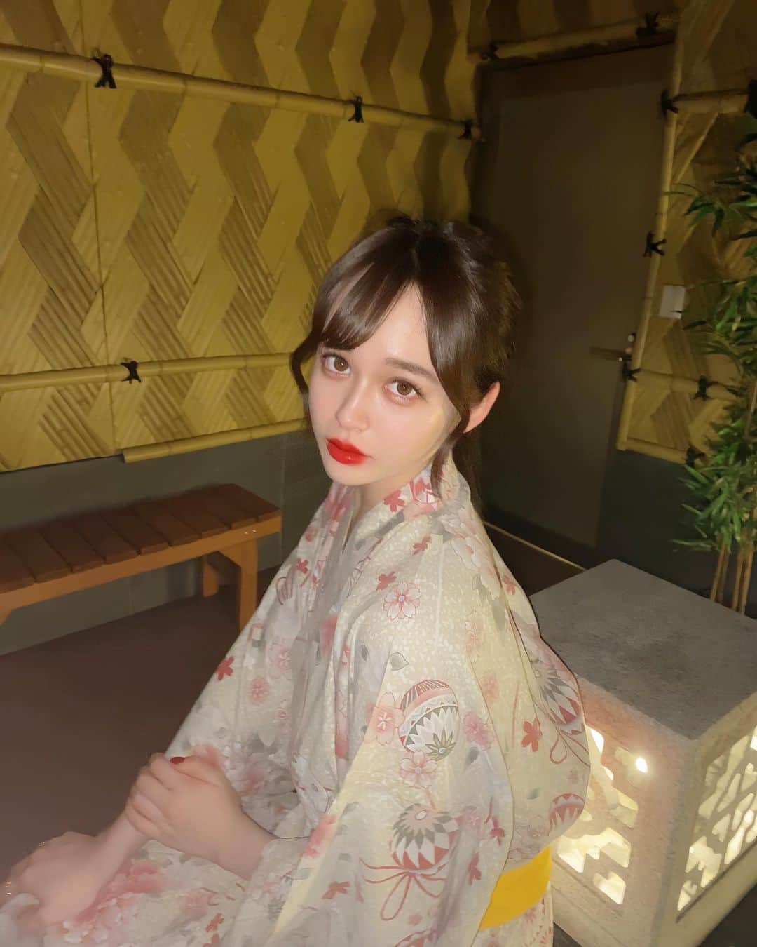 ナタリア聖奈のインスタグラム：「・ 先輩と女子会したよ👘🍻  #ナタリア聖奈 #浴衣 #浴衣女子 #浴衣ヘア #彼女感 #yukata #yukatagirl #ビジョビ」