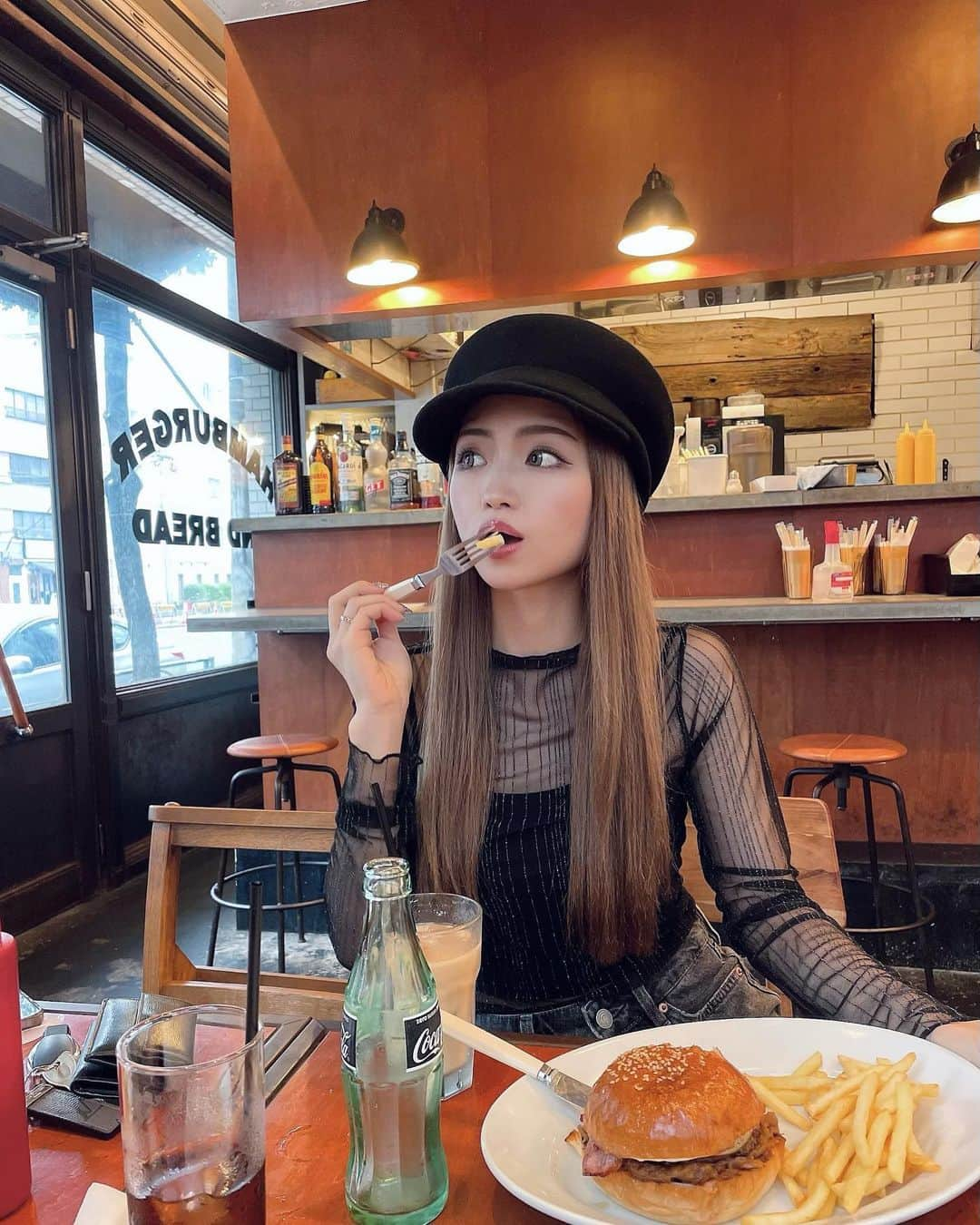 RYOのインスタグラム：「🇺🇸𝖦𝖮𝖫𝖣𝖤𝖭 𝖡𝖱𝖮𝖶𝖭  1番好きなハンバーガー屋さん🎖️  🍔は勿論なんだけど🍟が美味しすぎて テイクアウトより出来立てのが何100倍も 美味しかったですまた行こう🫶🏻🫶🏻  #goldenbrown #nakameguro #lunchbreak  #hamburger #中目黒カフェ #ハンバーガー」