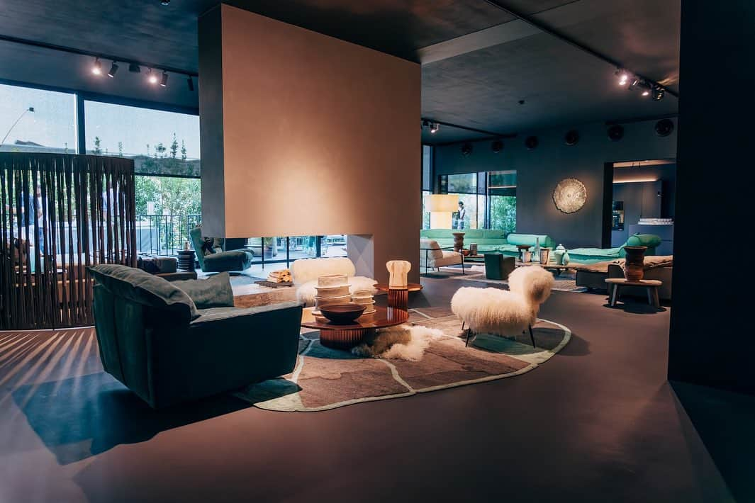 Baxterさんのインスタグラム写真 - (BaxterInstagram)「Baxter in collaboration with @modopiu present "Metti una sera a cena". Discover the universe of design by @paola.navone, in a space completely renovated and set up in order to recreate the atmosphere of the designer's home. In this exclusive setup, the architects had the opportunity to discover how her unique style fits with our Baxter products. Discover Paola's house 29/09-13/10, from tuesday to friday, 4pm-8pm, at @modopiu #baxtermadeinitaly #paolanavone #leather #design #interiordesign #madeinitaly #milan #italy #luxury #interior #collection2023 #newcollection」10月5日 19時41分 - baxtermadeinitaly