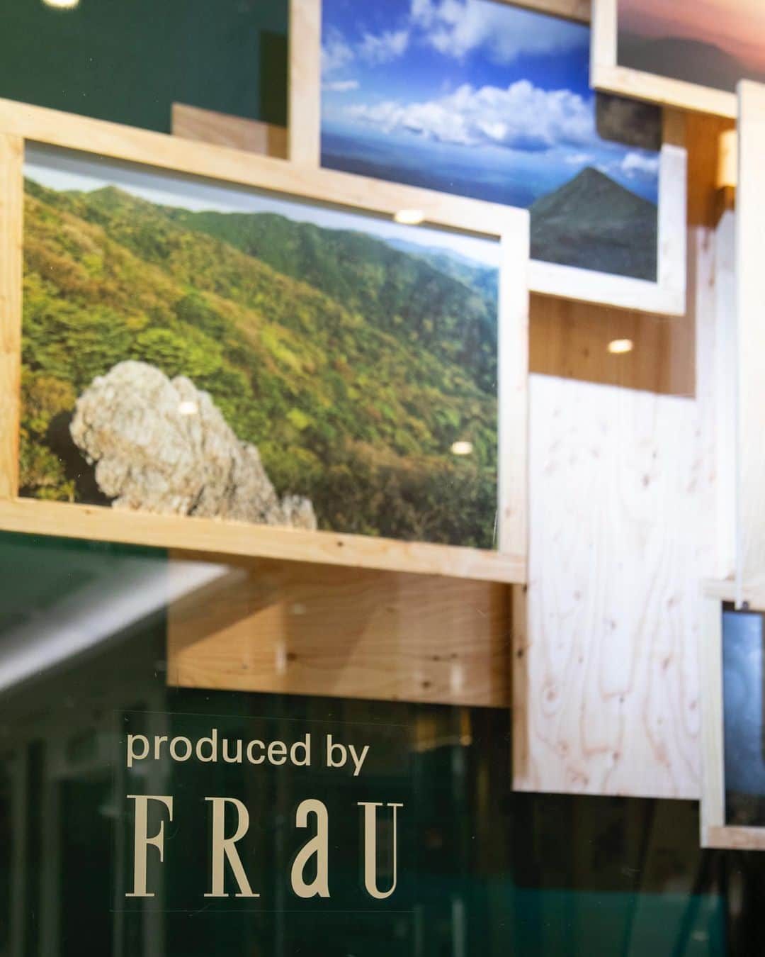 FRaUさんのインスタグラム写真 - (FRaUInstagram)「FRaUがルミネとタッグを組み、ウィンドウディスプレイをデザイン！　『Wild & primitive　自然が教えてくれること』をテーマとしたウィンドウディスプレイが、10月5日よりルミネ９館でご覧いただけます。FRaUがいま注目している「木」を使ったデザインには、少しでも自然や地球環境に目を向ける人が増えれば……という想いが込められています。11月15日まで展開予定なので、ぜひ店舗に足を運んでみてください。10/6と10/10公開の記事もチェックしてみて。  #PR #ルミネ #FRaU #SDGs #ウィンドウディスプレイ #wildandprimitive #ルミネ新宿」10月5日 19時35分 - fraumagazine