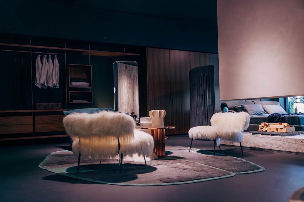 Baxterのインスタグラム：「Baxter in collaboration with @modopiu present "Metti una sera a cena". Discover the universe of design by @paola.navone, in a space completely renovated and set up in order to recreate the atmosphere of the designer's home. In this exclusive setup, the architects had the opportunity to discover how her unique style fits with our Baxter products. Discover Paola's house 29/09-13/10, from tuesday to friday, 4pm-8pm, at @modopiu #baxtermadeinitaly #paolanavone #leather #design #interiordesign #madeinitaly #milan #italy #luxury #interior #collection2023 #newcollection」