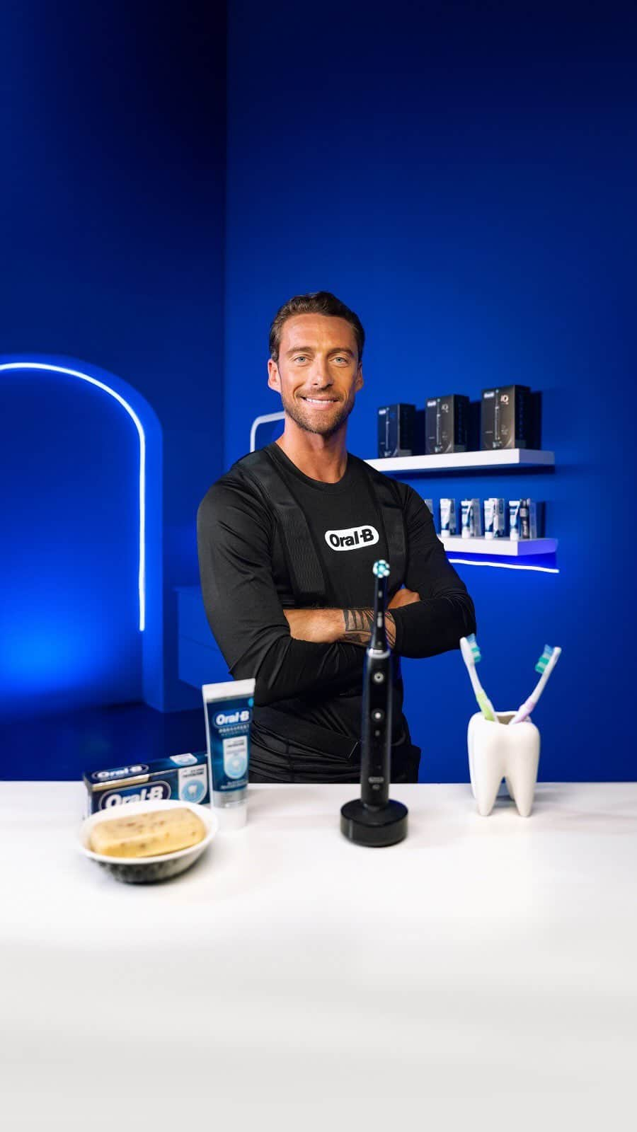 クラウディオ・マルキジオのインスタグラム：「Missione 1  👉 Sorriso W⚪⚪W in meno di due minuti... Come dal dentista @oralb_italia #OralB #OralBiO #adv #GoElectric #PuliziaWOW  Mugunghwa kkochi piotsseumnida 🎶🎶🎶」