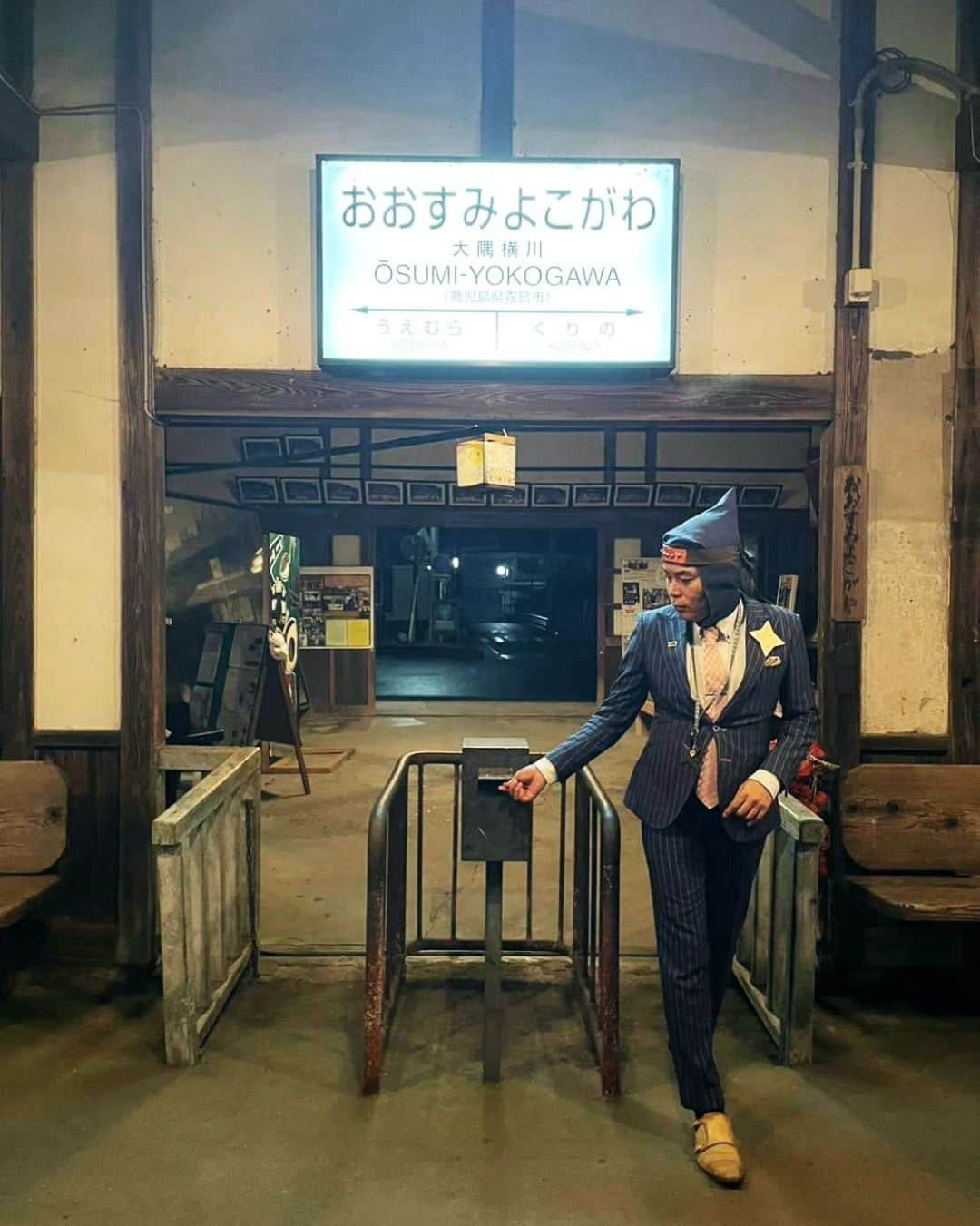 サラ忍マンさんのインスタグラム写真 - (サラ忍マンInstagram)「【ぶらり鹿児島☆サラ忍マン】  大隅横川駅（おおすみよこがわえき）  鹿児島県霧島市横川町中ノにある 1903年に開業された県内最古の木造駅舎で 国の登録有形文化財でござる！  駅舎の柱には第二次大戦中に被災した 機銃掃射の貫通した跡が残っているでござる！  拙者、鹿児島の街に潜んでおります、、 m(_^_)mにんにん☆  - -✴︎ -=✴︎ -=≡✴︎\(-_-)ﾋﾟｼｯ! #鹿児島 #霧島市 #霧島 #横川町 #県内最古  #登録有形文化財 #木造駅舎 #大隅横川駅  #サラ忍マン」10月5日 19時37分 - salaninman