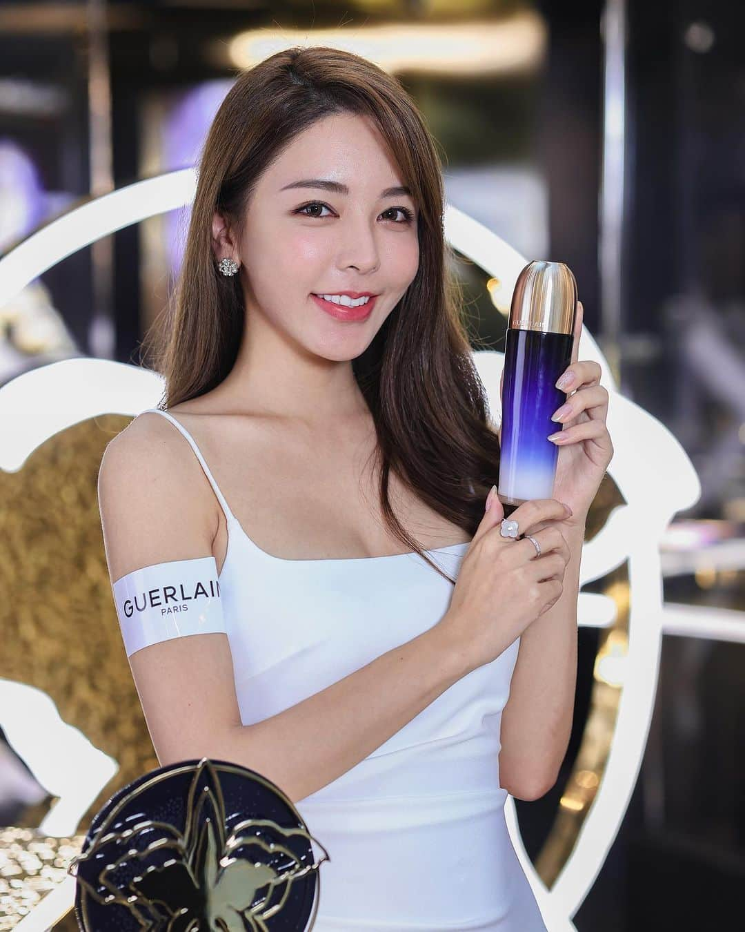 Vivi Tamのインスタグラム：「一直也愛用 @Guerlain 御庭蘭花系列， 是日到Popup Store體驗了2款新品  #極緻全效修護豐盈乳霜 及 #濃粹精華盈露 ， PR朋友稱添加了兩種獨家全新蘭花萃取， 可以令肌膚10層重要皮層再生， 從而保存、改善、延長12種青春跡象💙🤍   🌟 #濃粹精華盈露 -  蘊含蘭花精華及蘭花純露精萃， 讓肌膚營養水平增加46倍  🌟 #極緻全效修護豐盈乳霜 -  蘊含蘭花精華及嶄新仿生質感， 完美親膚， 96%天然來源成分  靚靚Popup Store至10月15日， 快啲上網登記參與啦！Link已放於Story😘   #Guerlain #GuerlainHK #GuerlainSkincare #OrchideeImperiale #TheRichCream #TheEssenceLotionConcentrate #GuerlainParfumeur #ArtetMatiere  @Guerlain @spring_pr @ggtsoi」