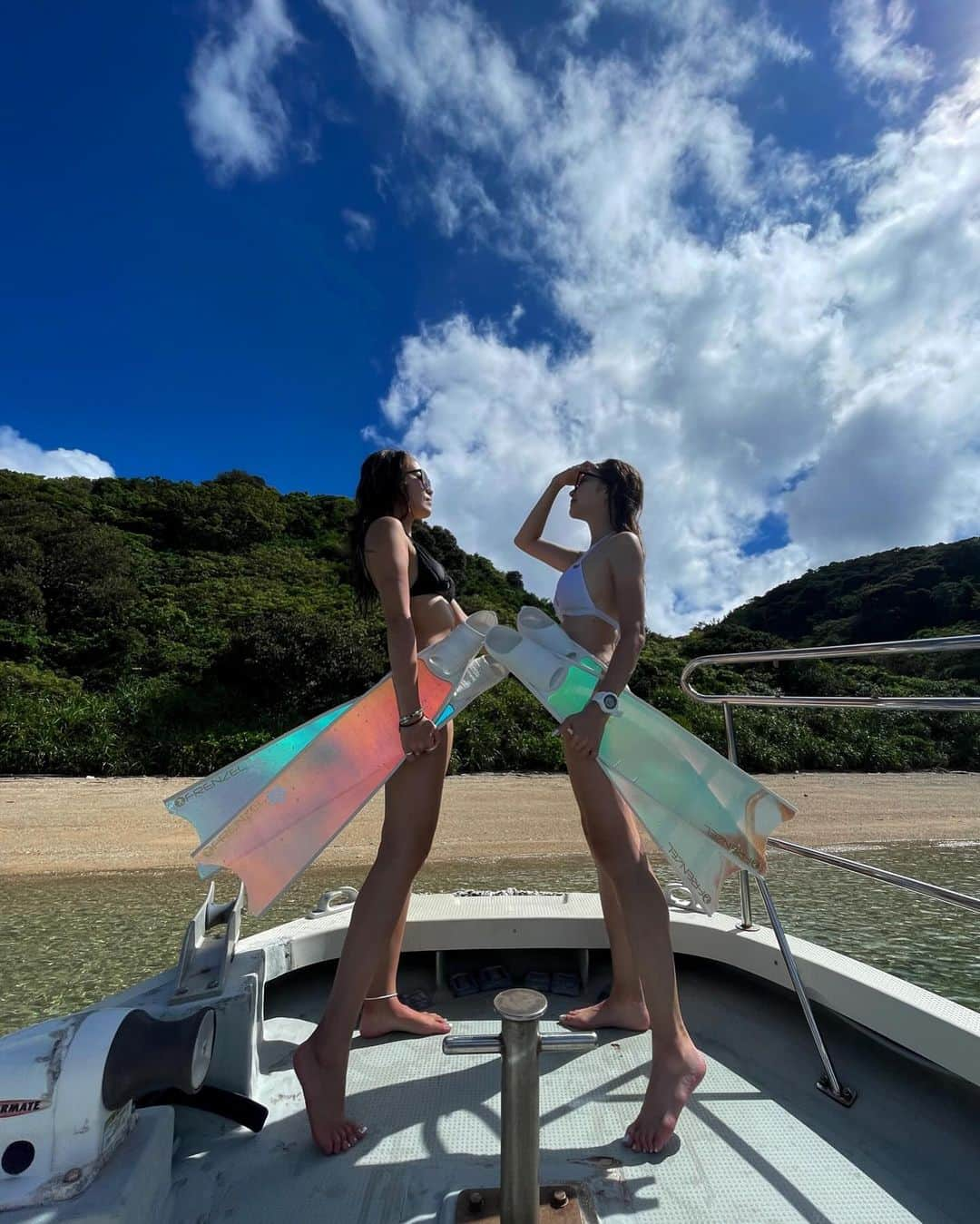 山崎みどりさんのインスタグラム写真 - (山崎みどりInstagram)「We enjoyed skin diving on a deserted island🏝️ with @insta_haam   船貸し切りで🛥️ 素敵ななポイントに色々移動してくれるからずーっとワクワクが止まらなかった🧜🏽‍♀️🐠✨  魚がたくさんいるところとか #ブルーサンゴ 🪸が広がってるところとか #アマーズロック とか♥️  📷Photo by @k.takumi_1011  @insta_haam   I would be happy if you could share it🤍  ──────────────────────────  #ダイビング#diving#奄美大島#奄美大島ダイビング #奄美大島ダイビングショップ #珊瑚#🪸#divinglife #divingphoto #divingtrip#無人島#海遊び#加計呂麻#スキンダイビング#skindiving #longfin  #ビキニ #ブラジリアンビキニ #bikini #水着　#ビキニ女子 #sealovers #水着女子」10月5日 19時37分 - midori_yamasaki_