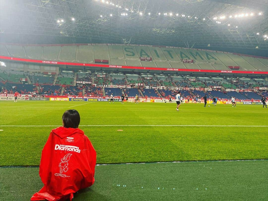 眞嶋優のインスタグラム：「ACL 2023/24グループステージ 🇯🇵浦和レッズ 6-0 ハノイFC🇻🇳   圧勝！ 得失点差のためにも大量得点、無失点は大きいです！ 初出場で、パンヤ選手も見事ゴール！パンヤ選手、 何故今まで出場なかったのかというほど、いい動き！ スタジアムで見ると、かなり大きく見えたけど、身長は168cmとのことで驚き！ これからのチームへの貢献、期待します！ 髙橋利樹選手の埼スタでの初ゴールも見られて嬉しいです！  AFC Champions League Group stage 🇯🇵 Urawa Red Diamonds 6-0 Hanoi FC 🇻🇳  Ekanit Panya marks his Urawa debut with a goal!  #ACL #浦和レッズ #Jリーグ #埼玉スタジアム #埼スタ #サッカー観戦 #サッカー #urawareds #hanoifc #soccer #football #japan #soccergirl #japanesegirl」