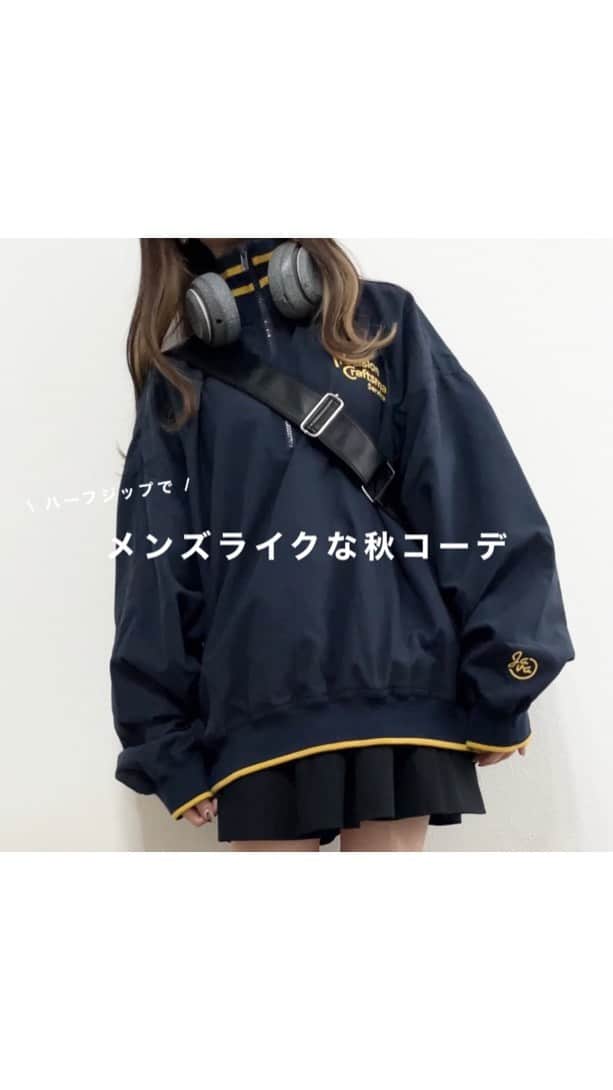 mero*のインスタグラム：「初めての撮り方📸 . . . 気分転換にいつものTIKTOKとか リールとは違う撮り方してみた💭 . 秋冬ハーフジップ1着も 持ってなかったんだけど これとてもかわいくないか…？ . ミニスカと合わせたけど カーゴパンツとか合いそう〜！ . . . リブラインロゴ刺繍ハーフジップPO . ネイビー Lサイズ . @classicalelf_official . . . #クラシカルエルフ #classicalelf #エルフコーデ  #タイアップ  #ユニクロ#ザラ #zozo  #zozotown #ジャバ #java #プチプラコーデ #zozo購入品 #zozotown購入品 #プルオーバー  #ハーフジップ #メンズライク#秋服 #初秋コーデ」