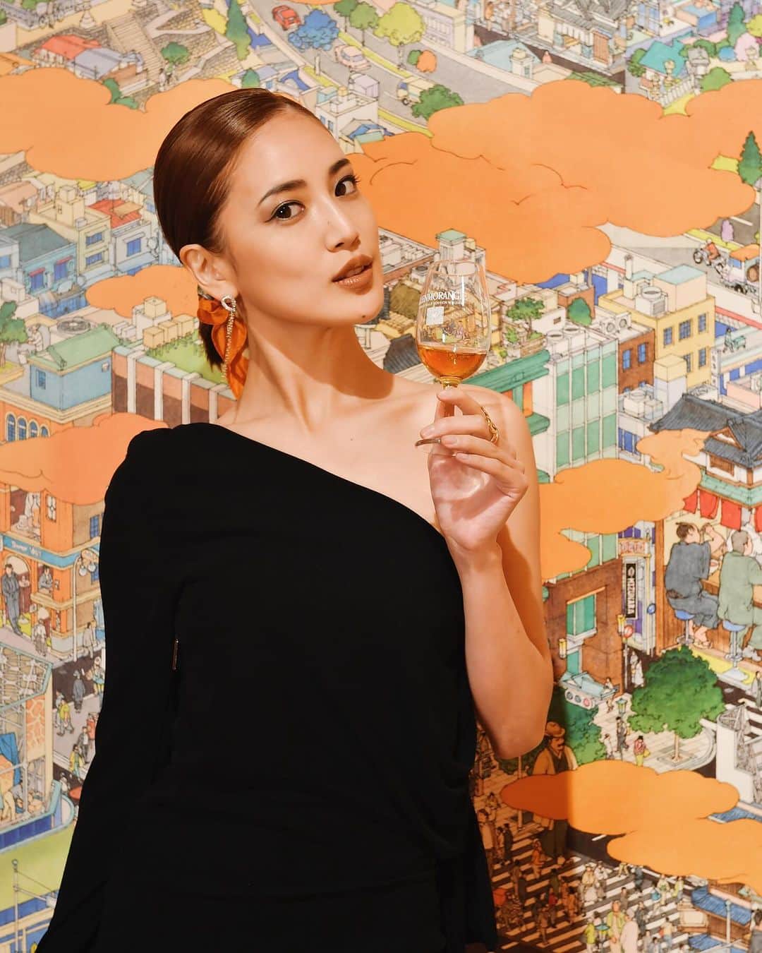 藤井夏恋のインスタグラム：「Glenmorangie A Tale of Tokyo🥃🗼✨  ローンチパーティーに参加させて いただきました！  東京のコントラストに富んだ楽しさをウイスキーで表現された、刺激的で大胆な風味と柔らかな甘さを併せ持つ限定商品ということで、アートワークのパッケージも日本を代表する日本画家　山口晃さんが、東京の豊かな歴史と文化を遊び心溢れる視点で表現されたそうで、会場も素敵な雰囲気に包まれていました！  私自身、グレンモーレンジィのウイスキー大好きなので今日参加できて嬉しかったな♪美味しくいただいちゃいました🥃😌  #PR #グレンモーレンジィ #Glenmorangie #ATaleofTokyo #DrinkResponsibly @glenmorangie  w/ @kyontokio  @rxixkxux」