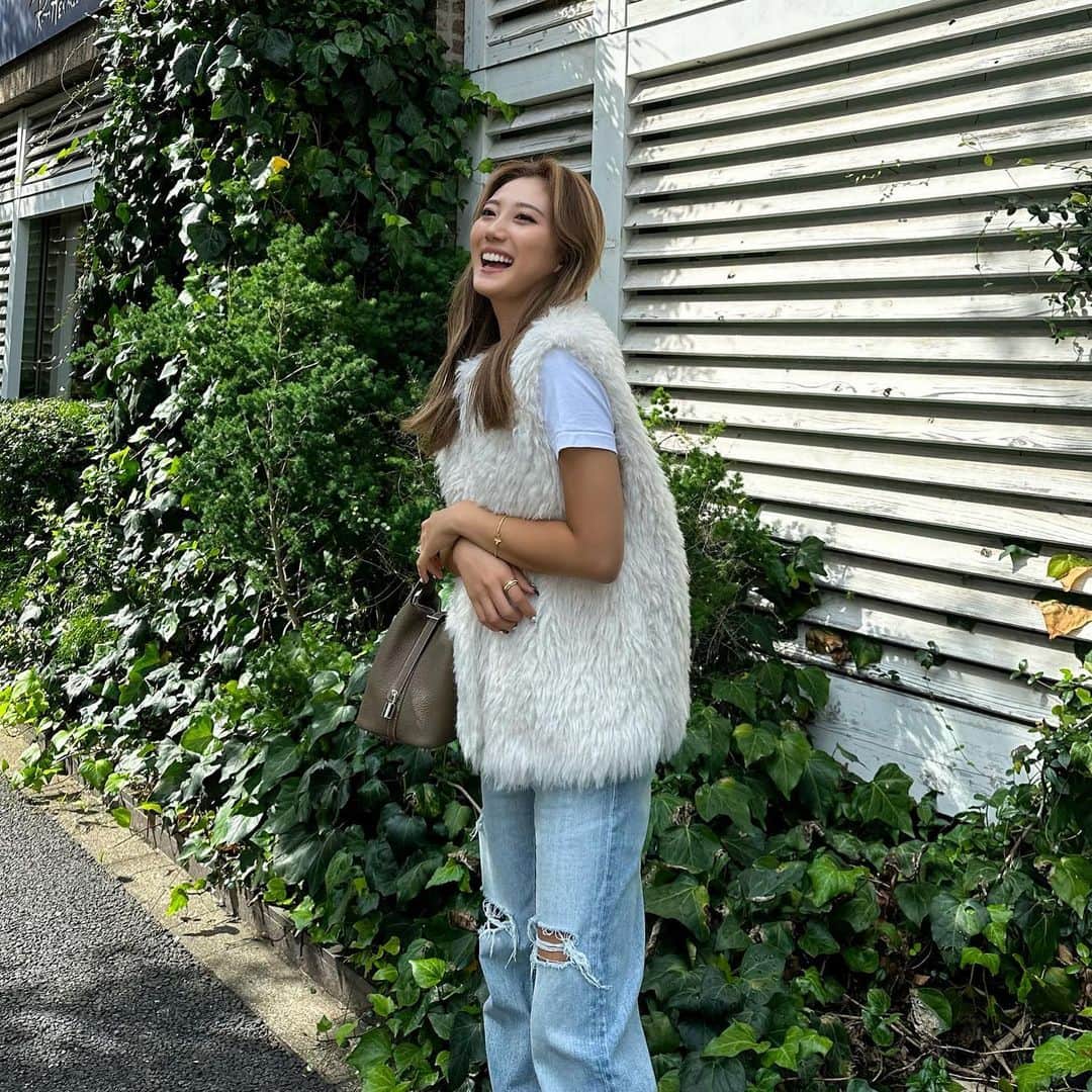 のインスタグラム：「スライドしてみてください⛄️笑 朝からずっとこの服を気になってたから着せたら嬉しかったみたい🤣🩷 みて〜！みて〜！とずっと自慢して最後は鼻水を拭いてました😇やめてくれ😇笑 ふわふわとかもこもことか大好きマン🦖💙 tops @uniqlo  vest @snidel_official  denim @yanuk_official  bag @hermes」