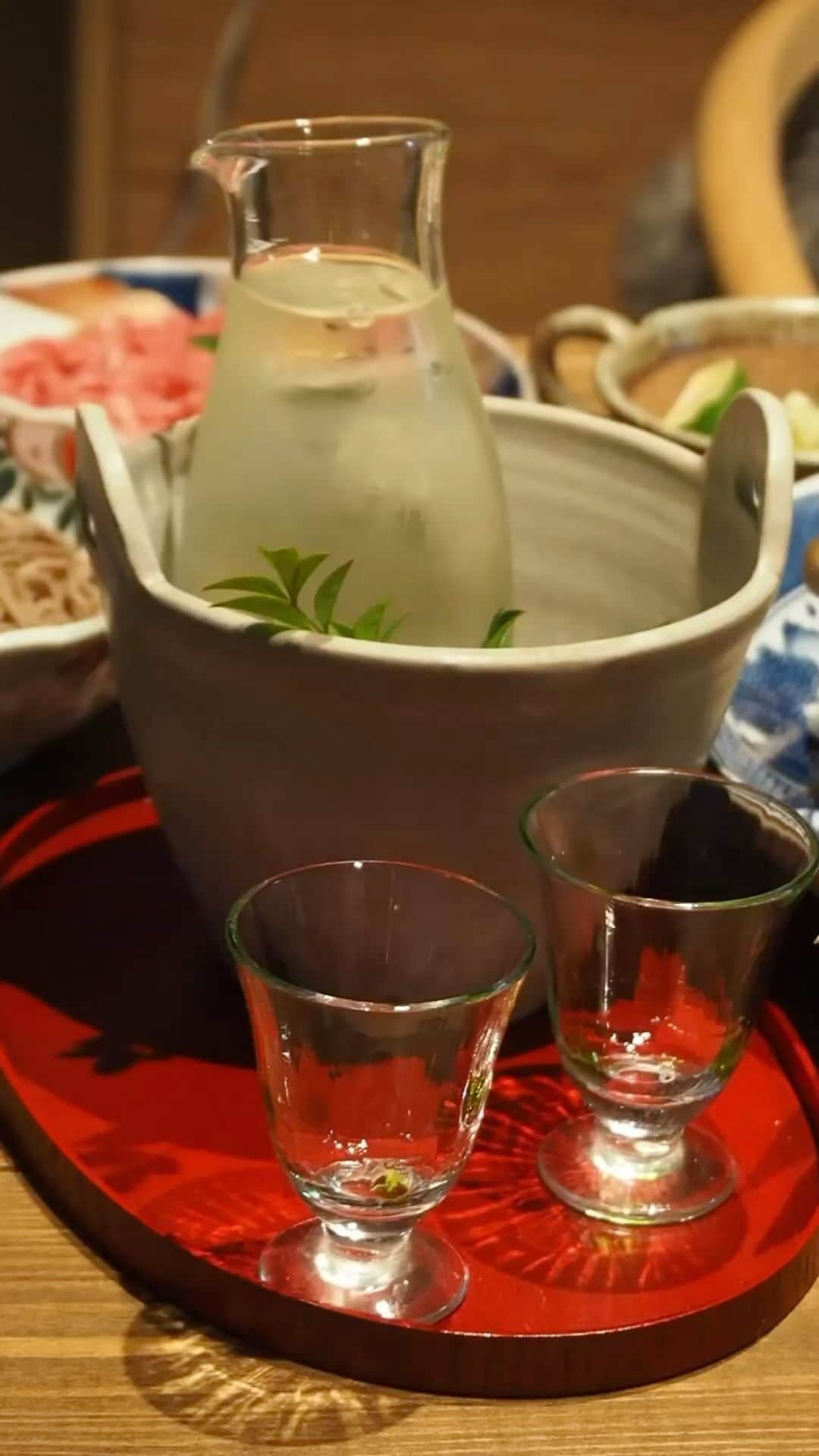 オトヨメのインスタグラム：「お鍋と日本酒の季節になって来ましたね。 私も含め、日本酒好きな方は 季節問わず、年中飲まれますが これからの季節、たくさんの方に日本酒飲んで頂けるのが楽しみです！  飲みたいなぁと思ってもらえるように 伝えます。  どうぞ宜しくお願いします。  #Instagramjapan #IGersJP #onthetable  #instafood #暮らし #朝ごはん #カメラ#デリスタグラマー #花のある暮らし#クッキングラム#キナリノ#私のおいしい写真#おうちごはんLover#ouchigohan#丁寧な暮らし #フーディーテーブル#cottaパートナー#お酒好きな人と繋がりたい#日本酒女子」