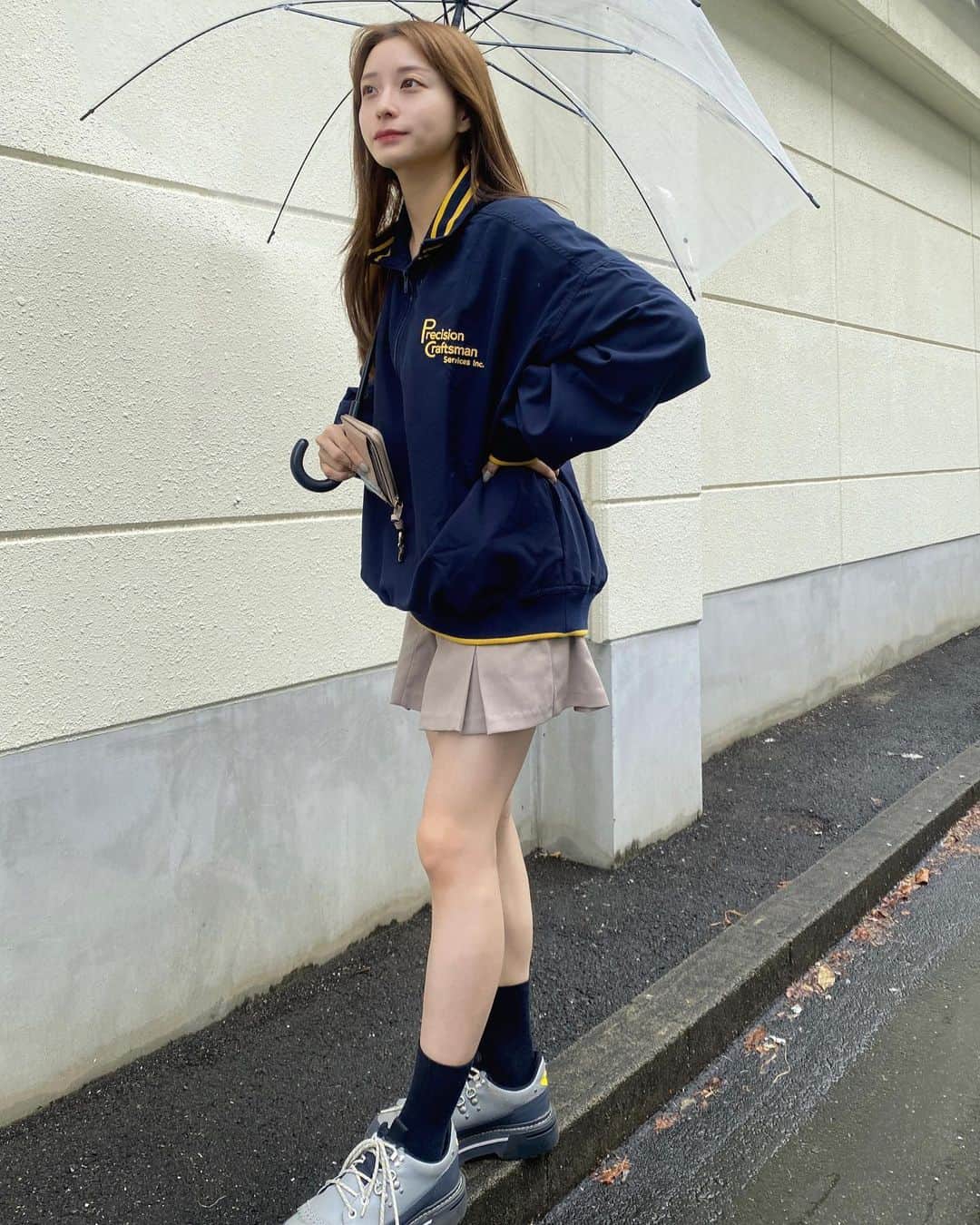 のインスタグラム：「・ ・  #れんの服  📘 classicalelf 📔 blackup 📂Onitsuka Tiger  トップスはトレンドのハーフジップだから ハイネックのインナー入れても可愛い服🩶  メンズライク✖️ミニスカで カジュアルな女の子らしい感じで着てみた🫶 スクールコーデぽいの可愛いよね (*´ー｀*)  151cm/ ネイビー Mサイズ #クラシカルエルフ #classicalelf #エルフコーデ #ジャバ #java #ユニクロ #ザラ #zozo #zozotown #zozo購入品 #zozotown購入品 #プルオーバー #ハーフジップ #メンズライク  #骨格ウェーブ #骨格ナチュラル #骨格ストレート #イエベコーデ #ブルベコーデ #秋服 #秋服コーデ   @classicalelf_official  ・ ・」