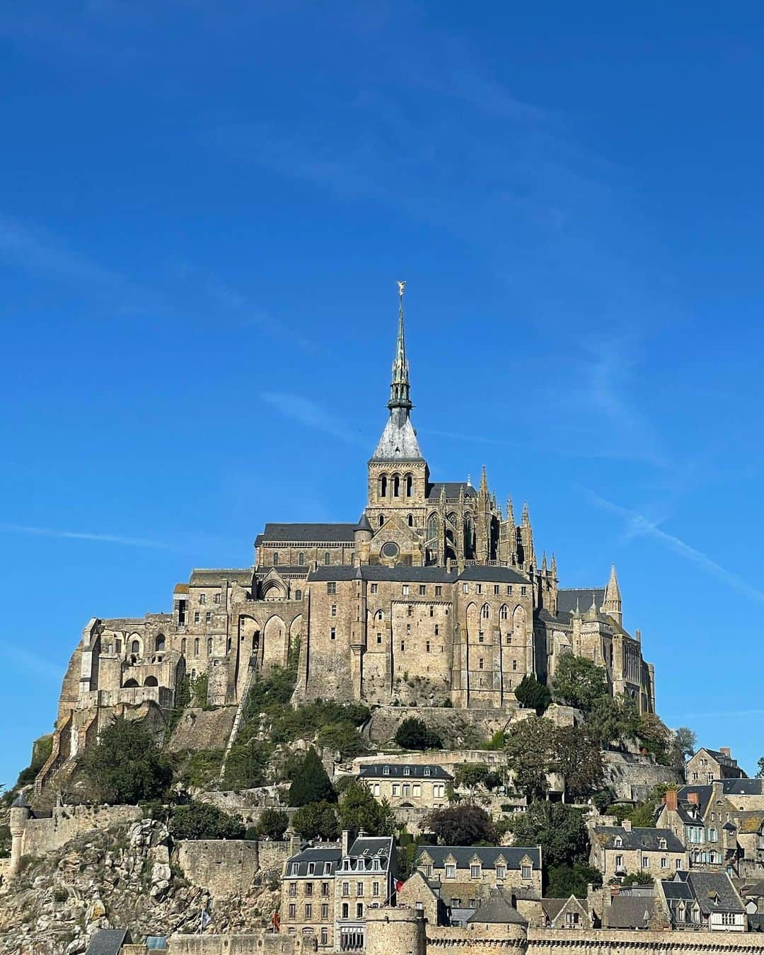 あきまっくすさんのインスタグラム写真 - (あきまっくすInstagram)「📍Mont Saint-Michel 🇫🇷  聖オーベル司教が大天使ミカエルから お告げを受けて建てられた聖堂だそうです👼🏼✨ . 添乗員さんのお話によると ミカエルが「私を祀る聖堂を建てなさい」と 2回夢に出てオーベル司教に伝えたのに 「ただの夢や」と無視をしていたら 3回目、夢に出てきたミカエルが オベール司教のおでこに指を当てた時 ピギャーン⚡️と雷に打たれたような衝撃を受け モン・サン・ミシェルを建てる事にしたそうです！ . 大天使ミカエルなかなかの力技やんな👼🏼⚡️ . ここが見たくてフランスを選んだのもあり 行けて嬉しかったし、本当に綺麗で 感動しました😌👼🏼🙏🏽💓 . . . #モンサンミッシェル #フランス旅行 #大天使ミカエル #聖オーベル司教 #長距離移動で顔テカテカ #montsaintmichel #新婚旅行」10月5日 19時45分 - akimax1221