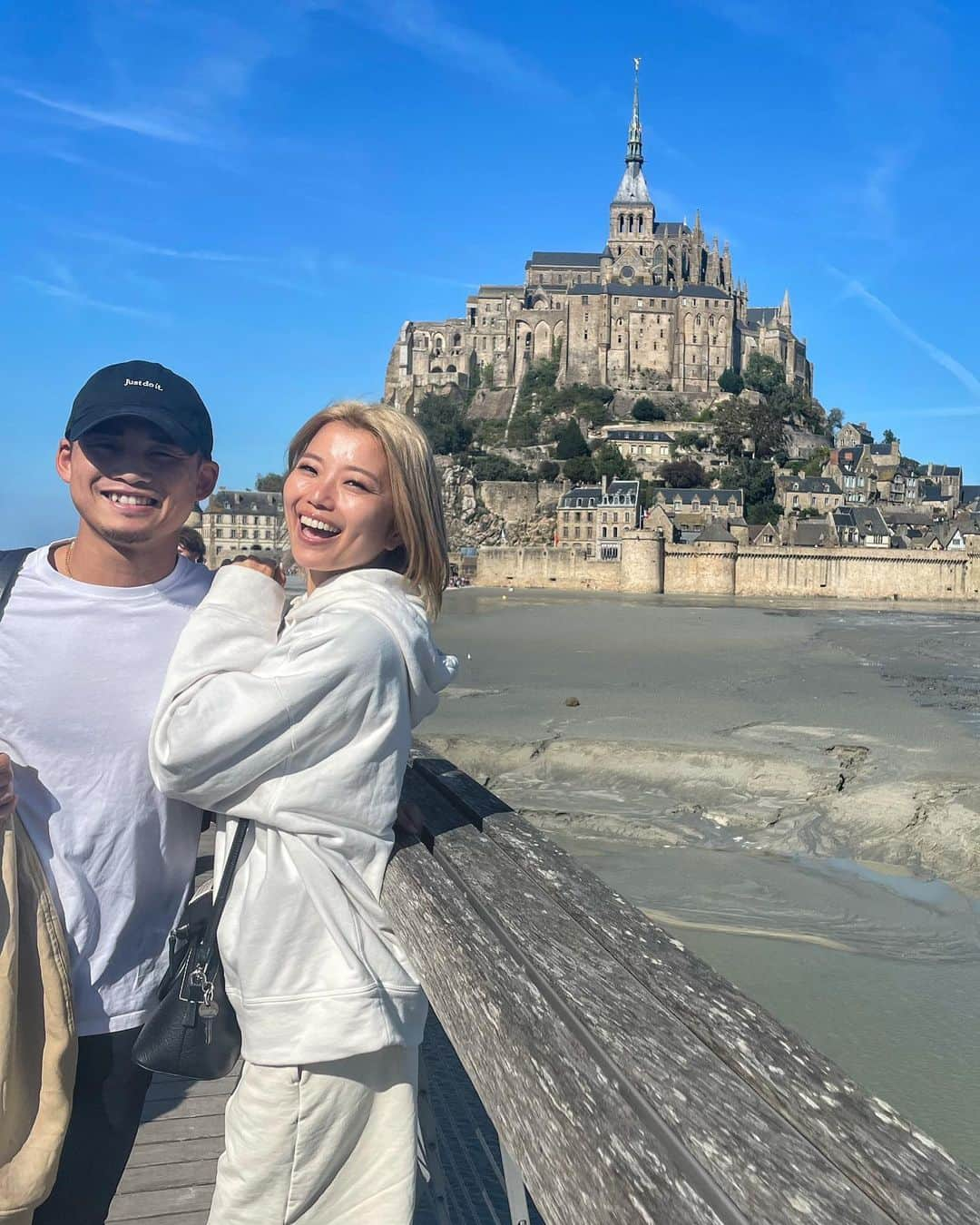 あきまっくすさんのインスタグラム写真 - (あきまっくすInstagram)「📍Mont Saint-Michel 🇫🇷  聖オーベル司教が大天使ミカエルから お告げを受けて建てられた聖堂だそうです👼🏼✨ . 添乗員さんのお話によると ミカエルが「私を祀る聖堂を建てなさい」と 2回夢に出てオーベル司教に伝えたのに 「ただの夢や」と無視をしていたら 3回目、夢に出てきたミカエルが オベール司教のおでこに指を当てた時 ピギャーン⚡️と雷に打たれたような衝撃を受け モン・サン・ミシェルを建てる事にしたそうです！ . 大天使ミカエルなかなかの力技やんな👼🏼⚡️ . ここが見たくてフランスを選んだのもあり 行けて嬉しかったし、本当に綺麗で 感動しました😌👼🏼🙏🏽💓 . . . #モンサンミッシェル #フランス旅行 #大天使ミカエル #聖オーベル司教 #長距離移動で顔テカテカ #montsaintmichel #新婚旅行」10月5日 19時45分 - akimax1221