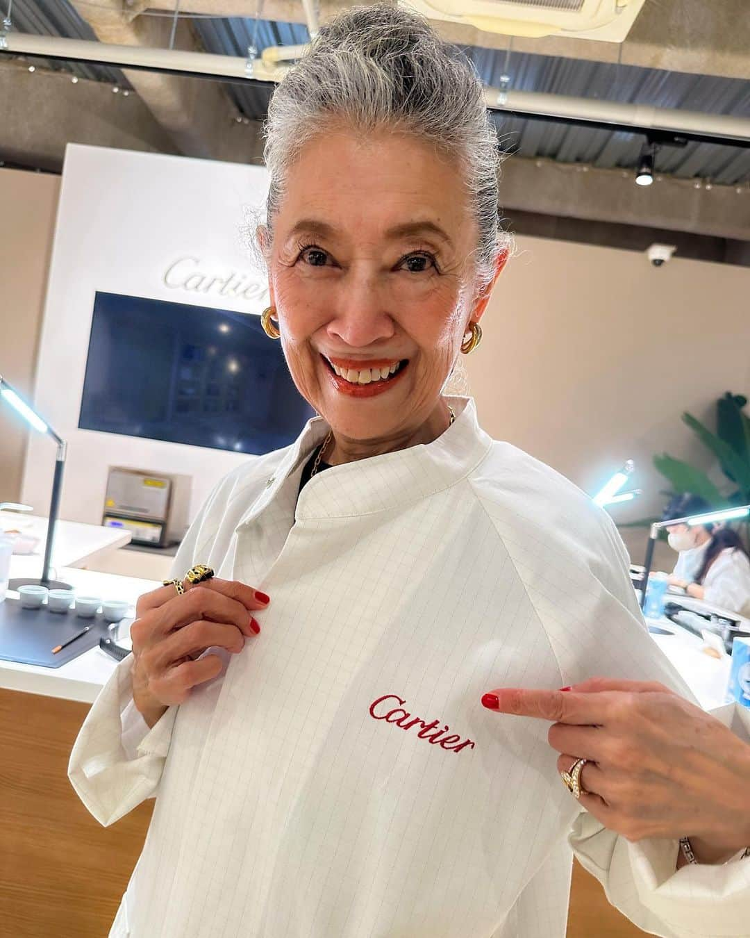 内藤朝美のインスタグラム：「Cartier Master Class of “Art of Enamel” I had an enjoyable time at this Master Class 🖌️ Thank you so much for the precious experience. @cartier   大好きなお友達に誘って頂き、 カルティエにとって1つの遺産とも言えるエナメル加工の技術と歴史を職人さんから伺い、実際に体験させて頂きました。  絵の具の様に見える物がガラスを砕き粉末状にした顔料。 当たり前だけれど、型の中に均一に顔料を乗せる事がとっても難しいの。 経験させて頂き、改めて伝統の職人技を絶やさないカルティエのポリシーと言うかブランド力を感じました。  貴重な経験をさせて頂き兎に角感謝です。カルティエさんありがとう🙌🏻  とっても素敵で愉快なレディ達とご一緒できて幸せでした💓💘💓💘ありがとう😘 With @ikueuramune @keikosasaki_mylan @shiho_style @sylolier   #cartier #cartierwatch」