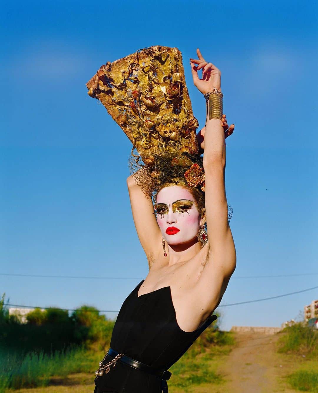 Vogue Españaのインスタグラム：「Today we are thrilled to present @is0ac, featured in the exhibition “Spanish Women: A contemporary portrait of strength and beauty”part of the 8th edition of the PhotoVogue Festival taking place in Milan from November 16th to 19th.  __  Hoy nos complace presentar a @is0ac artista de la exposición “La mujer española: un retrato contemporáneo de fuerza y belleza”, parte de la octava edición del Festival PhotoVogue que tendrá lugar en Milán del 16 al 19 de noviembre. __  "El Vuelo de las Golondrinas," translated as "The Flight of the Swallows," is a series of photographs, all taken in the province of Barcelona between 2020 and 2023. With admiration and poetic reflection, Flores brings to light the invisibility experienced by trans and lesbian artists, who are often marginalized by contemporary society. The project features six remarkable artists and inspirations: @_minaserrano, Gala Atehortúa, Carmen de Mairena, Santa Catalina, Eloisa Blitzer, and ISAbella.  All the images in this collection are captured using analog medium format, imbuing them with a folkloric and Mediterranean style that Flores has cultivated over the years. They skillfully integrate the characters with the landscape to create a compelling narrative. Through these visual stories, they present a hymn to the beauty and power of dissidence, celebrating the strength and resilience of those who dare to challenge societal norms.」