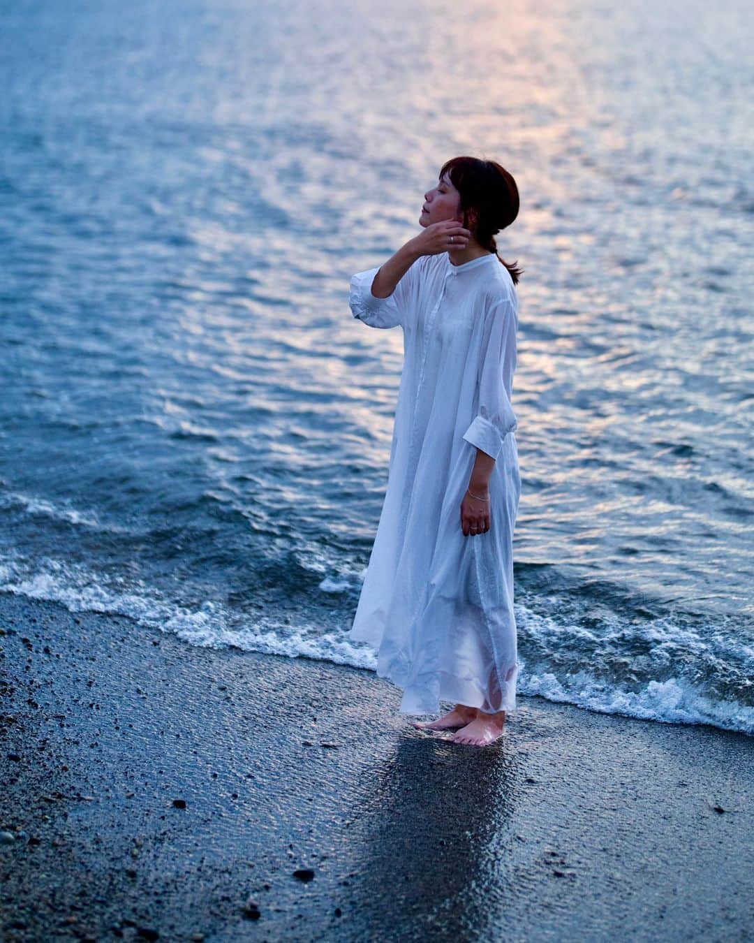 Koichiのインスタグラム：「. . the end of summer 夏の終わり  夕暮れの海岸 陽が落ちる直前の この微かな光が好き  #Sony #gmaster #50mm #SEL50F12GM #a74  FE50mm F1.2 GM  機材提供 / ソニーマーケティング株式会社 .」