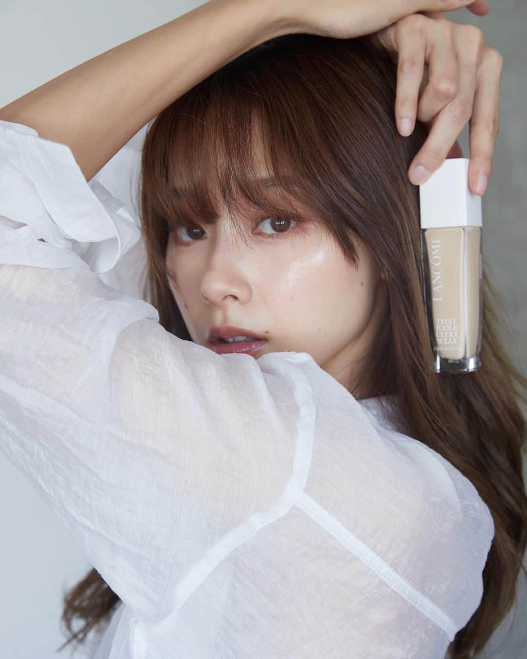 吳斐莉のインスタグラム：「我以前很愛蘭蔻的小奶蓋 現在全新改版強勢回歸了！！！！🥳  自從用過蘭蔻的小奶蓋 我才愛上光澤感粉底的！ 這個月零粉感粉底系列 上市一款全新光澤版粉底 就是這瓶零粉感光澤持妝粉底 真的讓我非常期待😍  因為很難有光澤底妝 要同時兼具保濕力但又持妝 不容易融化脫妝的～  這次新品“零粉感光澤持妝粉底” 不只有保濕力和遮瑕力 而且很持妝不容易脫妝～ 重點是臉上「無可取代的那道光」又回來了 真的好喜歡這零粉感光澤粉底上臉的光澤感唷！  全新零粉感小白蓋有兩大特點兒～ 1.可以持續發光不暗沉 90%發光精華 蘊含雙重玻尿酸、海藻糖 玫瑰精萃及複合植萃精油 鎖住水分讓妝感服貼、持久不暗沉 非～～～常適合乾肌🙌🏼 可以長時間保濕穩定肌膚持續閃閃發光～  2.遮瑕力upup 零粉感光澤持妝粉底的粉體 含量比起以前更減少50% 再搭配3D柔焦科技 可以完美修飾肌膚瑕疵及毛孔 不會像有些光澤粉底 有保濕度、有光澤感  不過遮瑕效果不佳顯毛孔 但這瓶的遮瑕效果很好  還可以疊加更顯無瑕美肌感  我有天擦上它去爬山 那天流超～～～多汗 但不但沒有融化脫妝 光澤感依舊！ 整天下來底妝也沒有暗沉 持妝效果真的讚讚 現在買新品零粉感光澤持妝粉底 還會贈送➰ 零粉感5ml+小黑瓶5ml+極光水10ml yo  到限動可以先體驗看看這瓶空降的光澤持妝霸主唷！  #Lancome #蘭蔻  #零粉感光澤持妝粉底 #最遮瑕的光澤粉底 #小白蓋 #發光不暗沉 #持妝超無瑕」