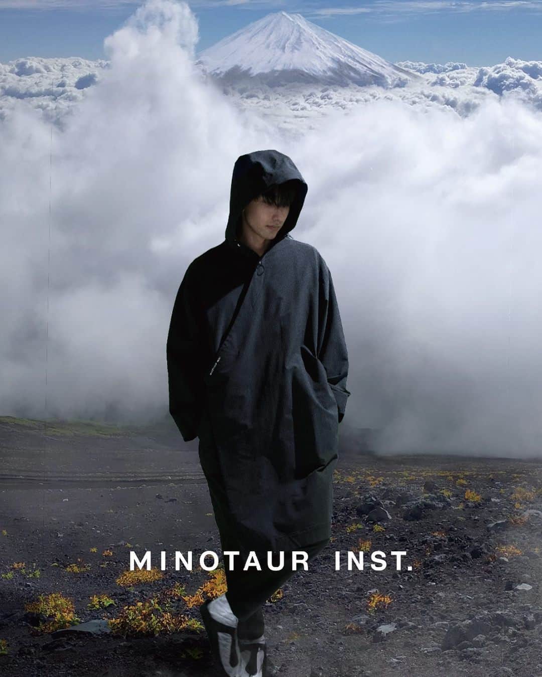 ミノトールのインスタグラム：「MINOTAUR INST. MF HOOD COAT  FUNCTION : WATER REPELLENT WATER ABSORPTION STRETCH MACHINE WASHABLE NO WRINKLES  Made in Japan  高い撥水性、ストレッチ性に優れた機能素材を使用した軽快な和モダンコート。 生地表面は撥水加工仕上げの為、外気の冷たい雨風ををカット。内側は保温性の高いボアフリース仕様で肌触りが良く重ね着を軽減。 家庭用洗濯機で洗濯可能なのでお手入れも簡単。 フロント部分にジップやボタンはなく、脇部分のバックル調整ストラップにより、ワンタッチホールドでの開閉が可能に。  A lightweight modern Japanese coat made of functional material with excellent water repellency and stretch properties. The surface of the fabric has a water-repellent finish, so it blocks the cold rain and wind from outside. The inside is made of boa fleece with high heat retention, which feels good against the skin and reduces layering. It is easy to clean as it can be washed in a household washing machine. There are no zips or buttons on the front, and the buckle adjustment straps on the sides allow you to open and close with one touch.  #minotaur_inst #minotaurinst #minotaur #minotaur_shop #ミノトールインスト #ミノトール  #zen #mindfulness #mindfulnesswear #機能アウター #テクニカルフード #techpants #機能パンツ #relaxsmart #リラックススマート #はかまパンツ #hakamapants #hakama #japanesemodan」